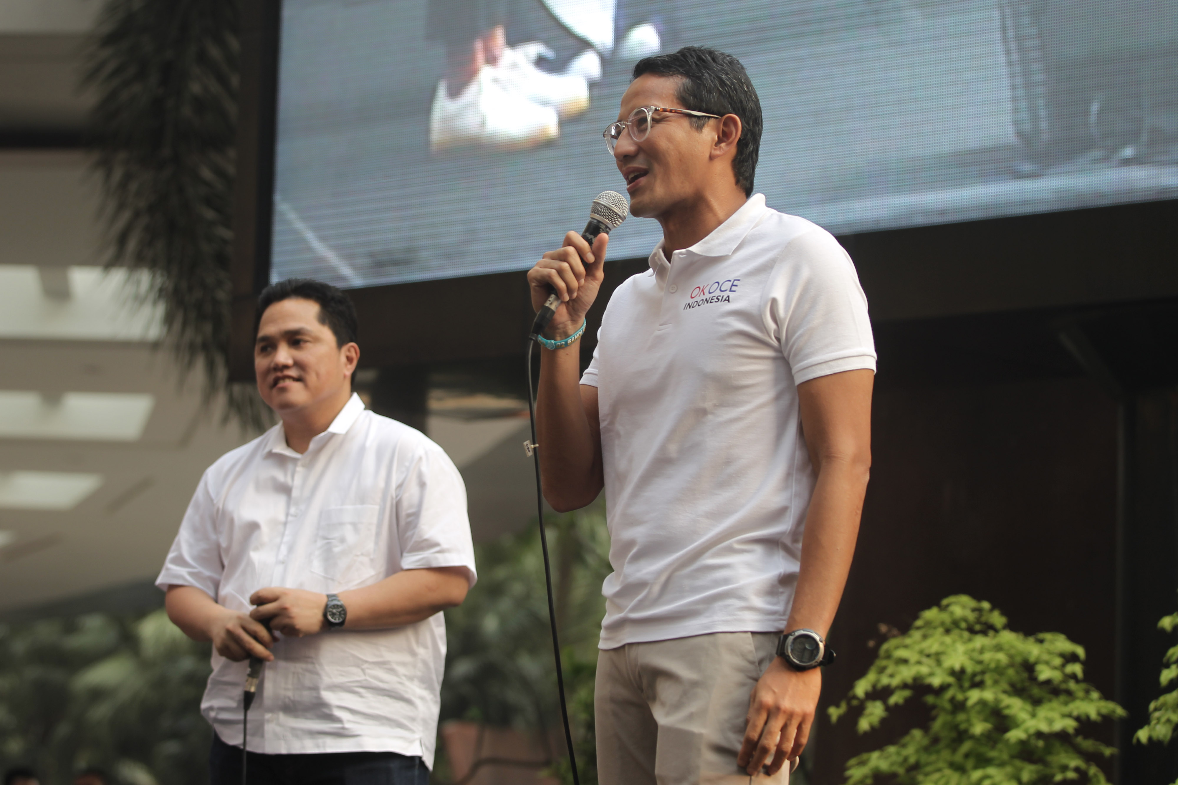 Dua tokoh inspiratif Indonesia Sandiaga Uno (kanan) dan Erick Thohir