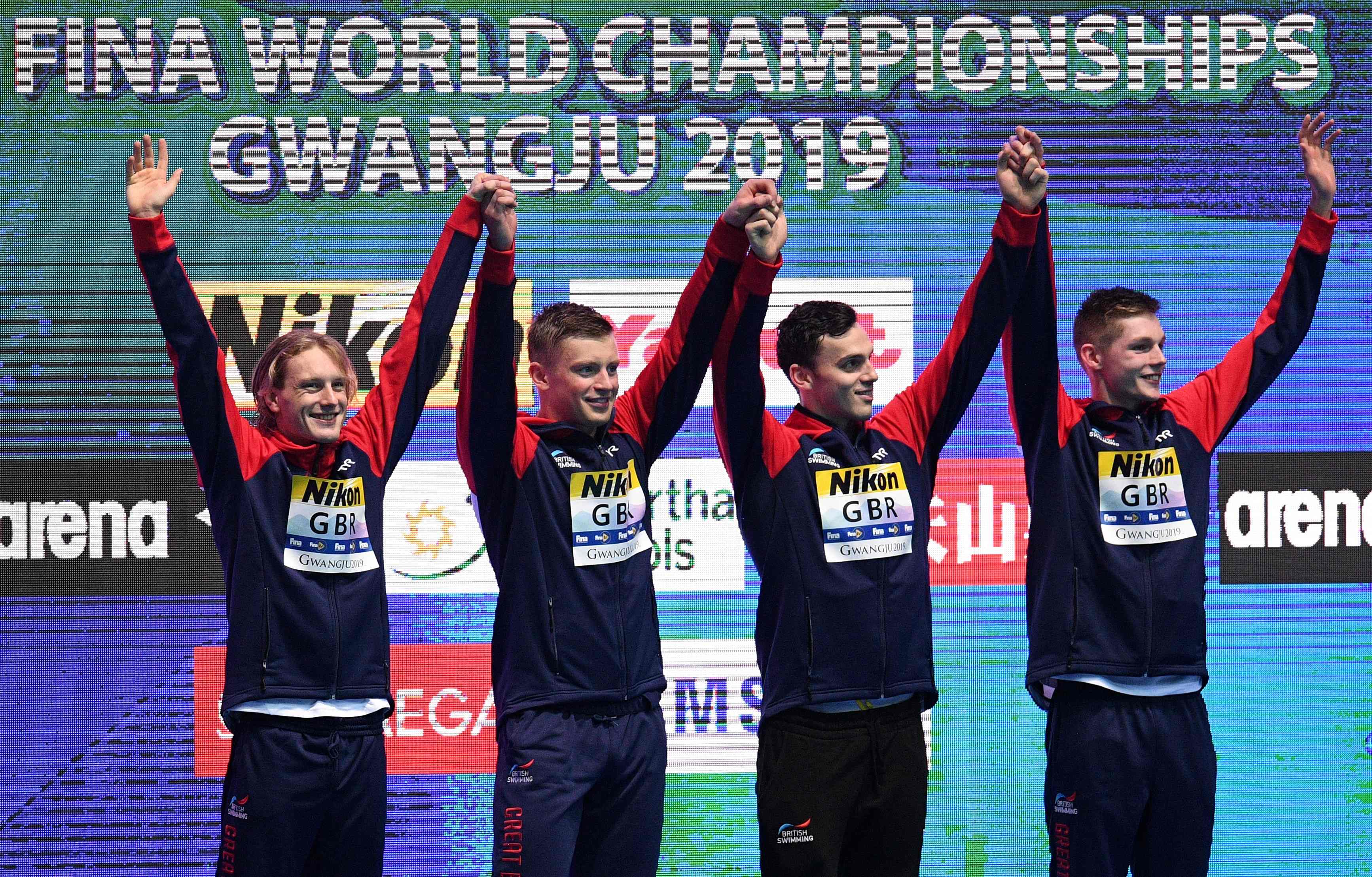 Tim estafet Inggris merayakan kemenangan mereka di nomor 4x100 meter gaya ganti di Kejuaraan Dunia Renang.