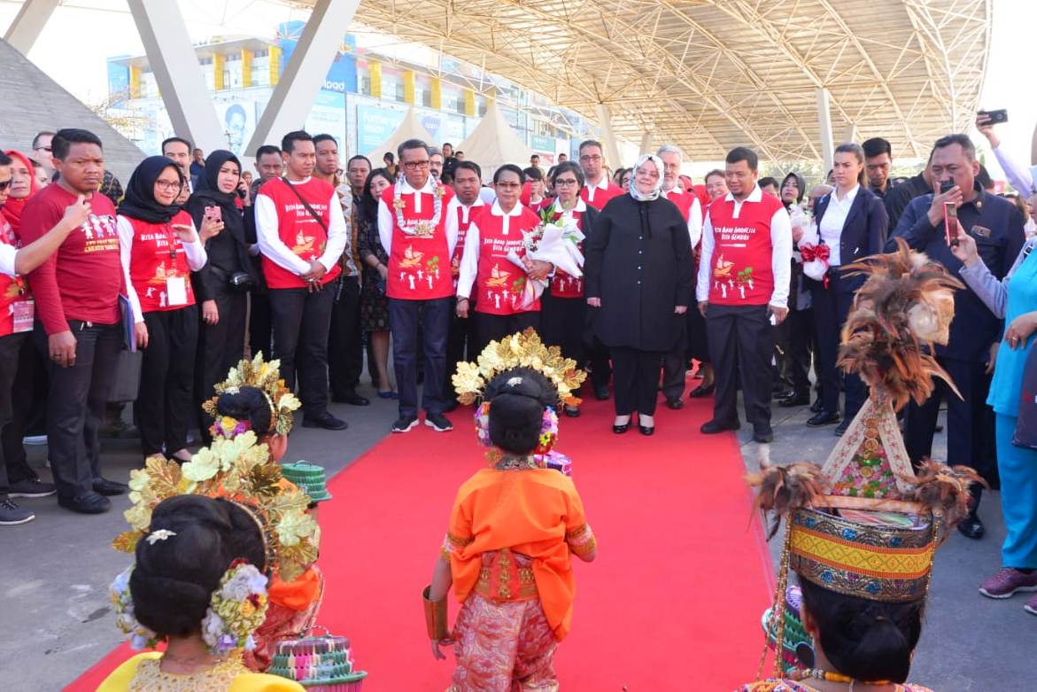 Menteri PPPA Yohana Yembise (bawa karangan bunga) disambut tarian oleh anak-anak saat peringatan Hari Anak Nasional di Makassar, Sulsel.
