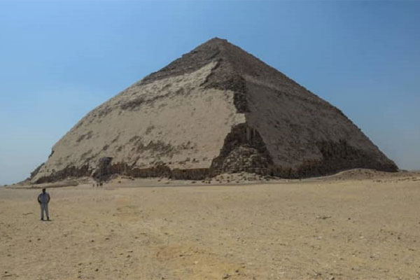 Piramida Bengkok di Dahshur, Mesir. 