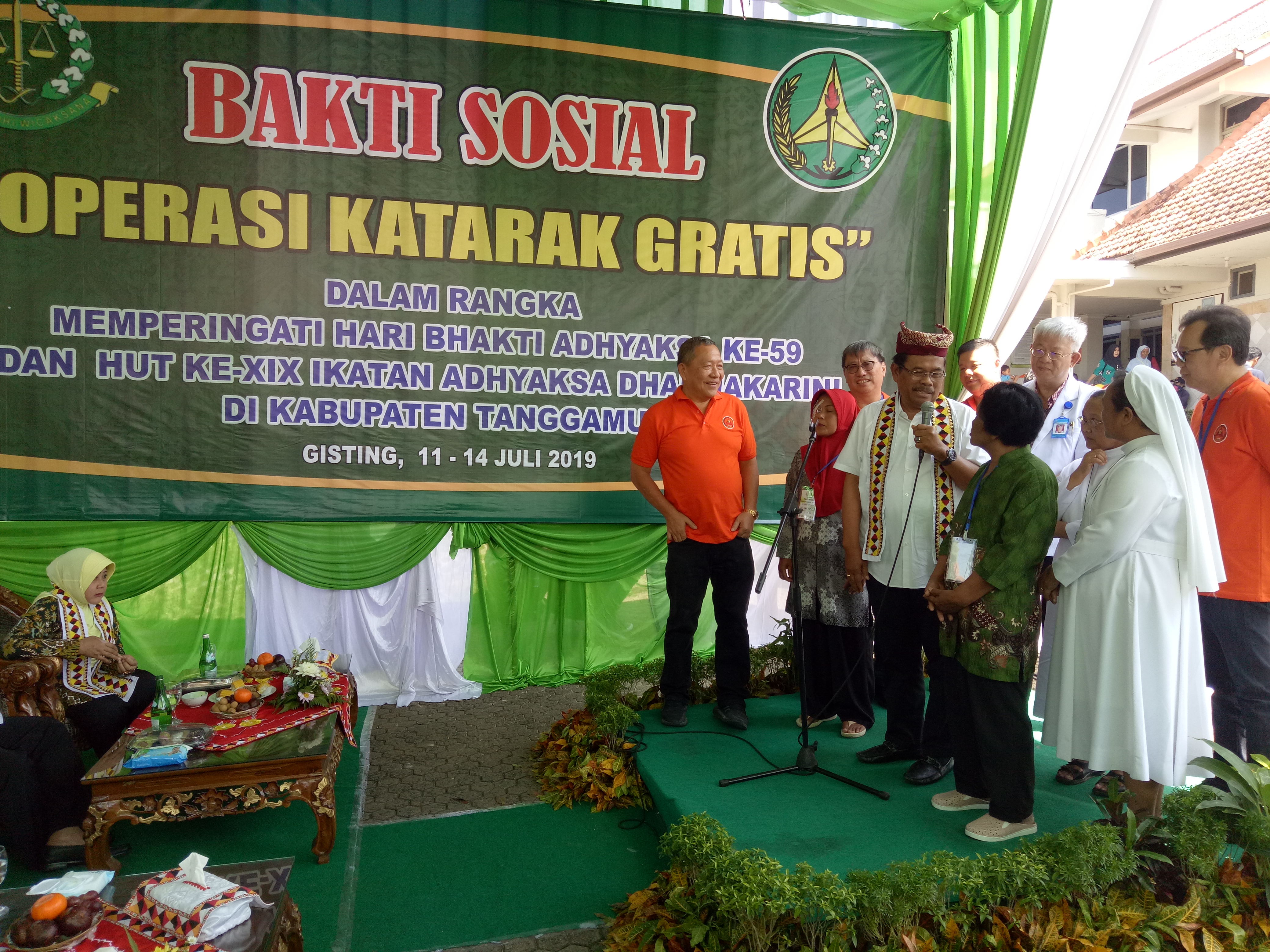 Jaksa Agung HM Prasetyo berbincang dengan 2 pasien katarak yang brobat di RS Panti Secanti, Kabupaten Tanggamus, Sabtu (14/7). 