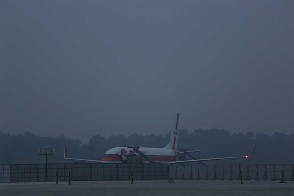 Ilustrasi -- Kabut asap akibat kebakaran hutan dan lahan menyelimuti Bandara Sutan Syarif Kasim (SSK) II, Pekanbaru, Riau, Selasa (4/3).