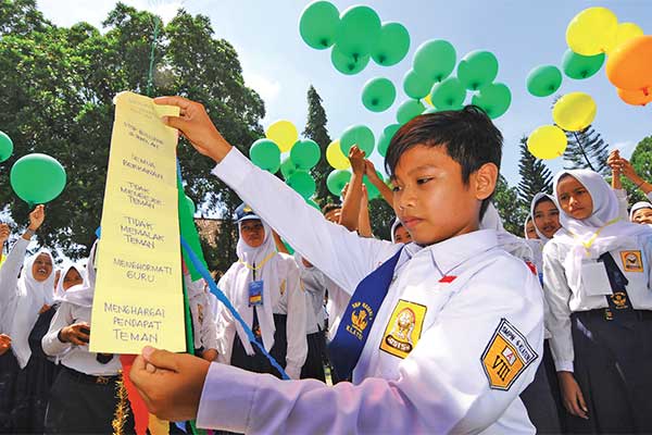 Sejumlah siswa melepaskan balon harapan antikekerasan anak dalam Deklarasi Anti Bullying di SMPN 6 Klaten, Jawa Tengah, baru-baru ini.