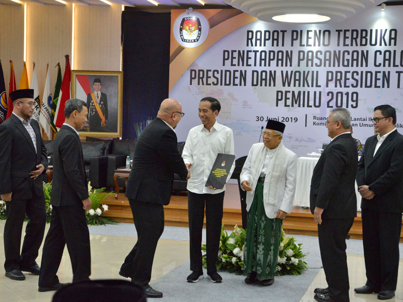 Presiden dan wakil presiden terpilih periode 2019-2024, Joko Widodo dan Ma’ruf Amin, mendapat ucapan selamat dari komisioner KPU.