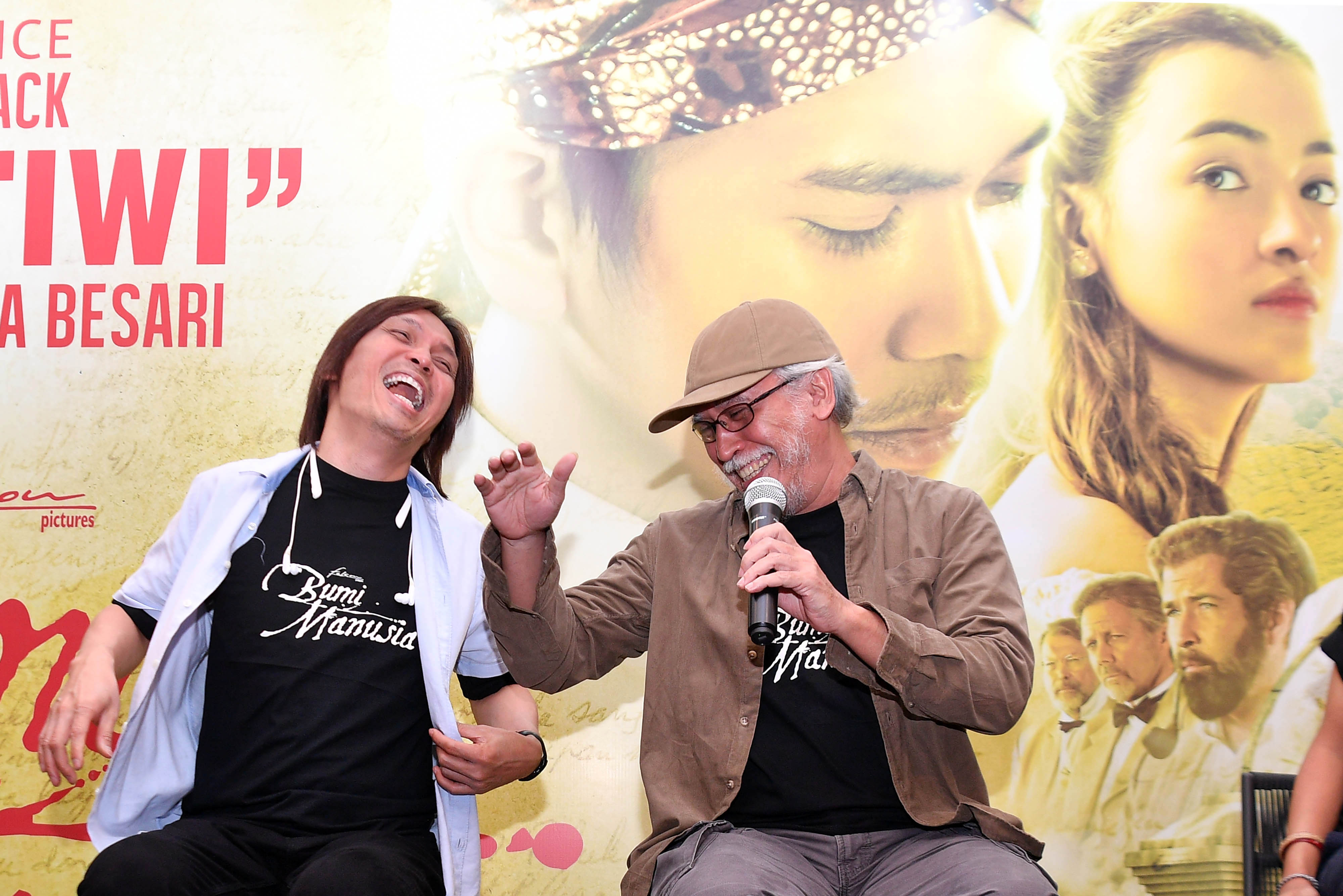 Iwan Fals (kanan) bersama Once saat konferensi pers soundtrack film Bumi Manusia