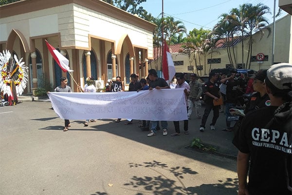 Puluhan massa yang mengatasnamakan Gerakan Pemuda Asli Kalimantan (Gepak) berunjuk rasa di depan Kantor Bupati Hulu Sungai Tengah