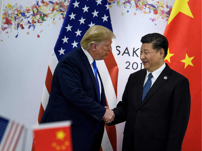 Presiden Tiongkok Xi Jinping (kanan) bersalaman dengan Presien AS Donald Trump di KTT G-20.