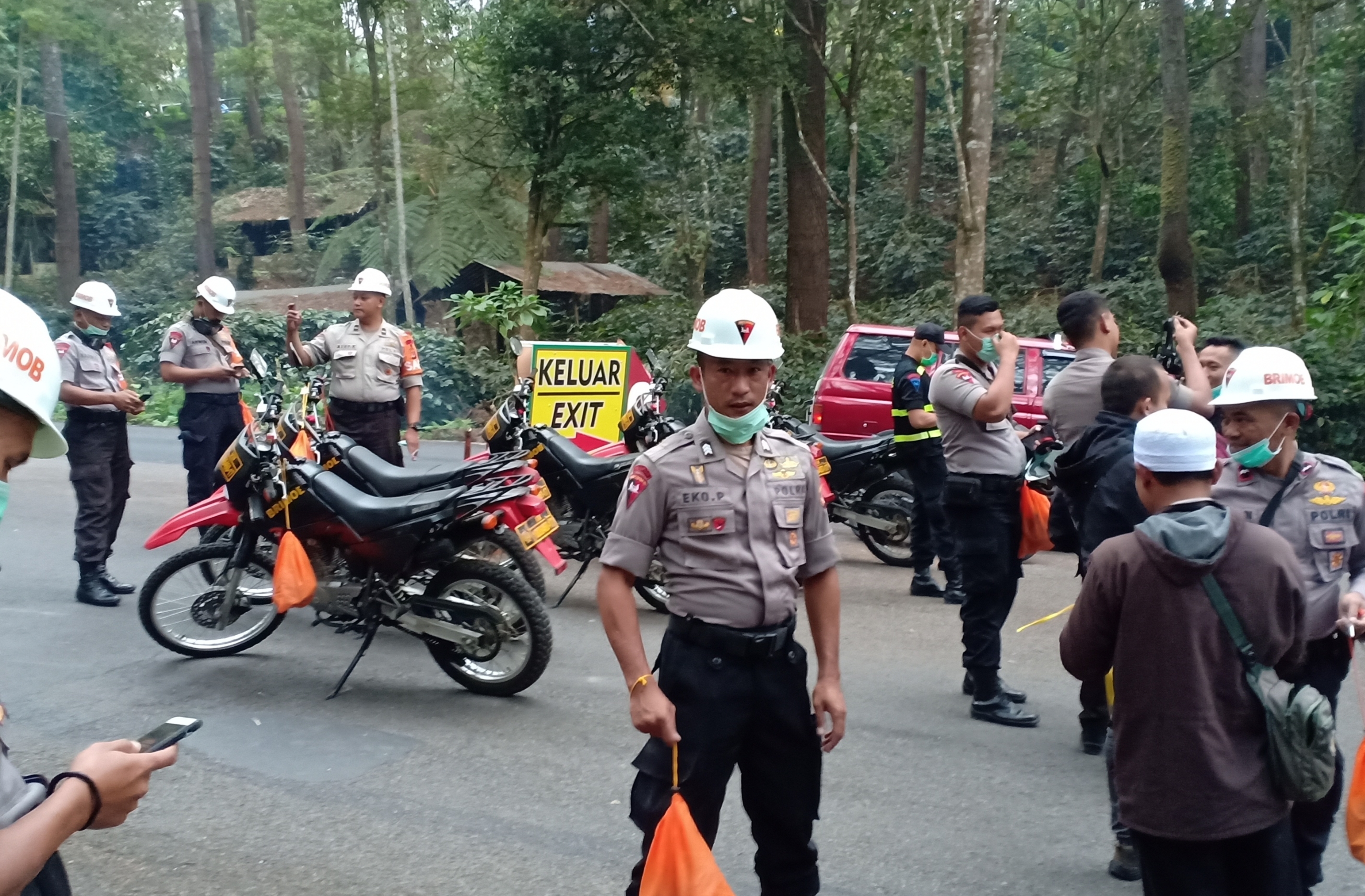 Petugas kepolisian berjaga di gerbang masuk Gunung Tangkuban Parahu pascaerupsi yang terjadi pada Jumat (26/7) sore.