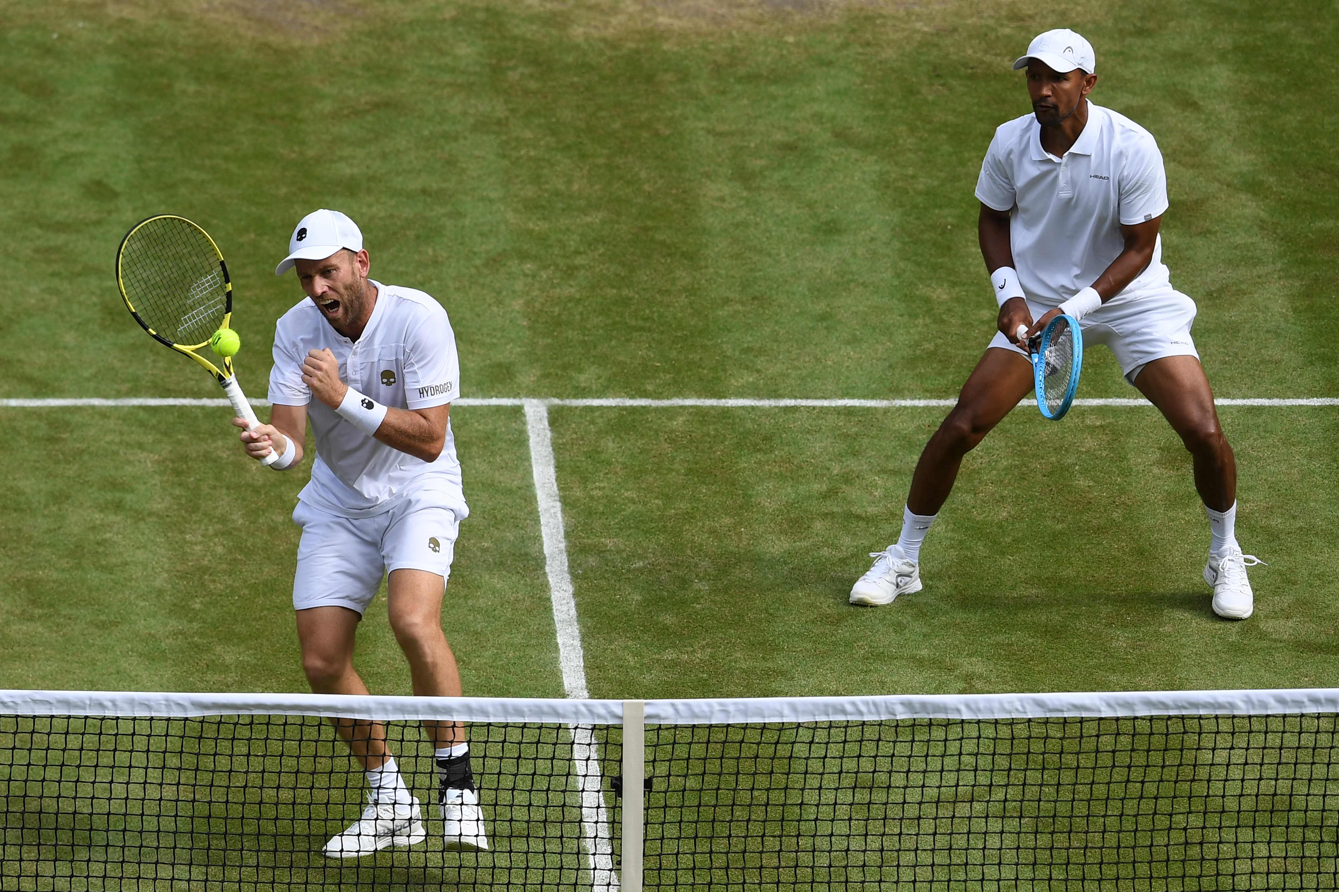 Michael Venus (kiri)