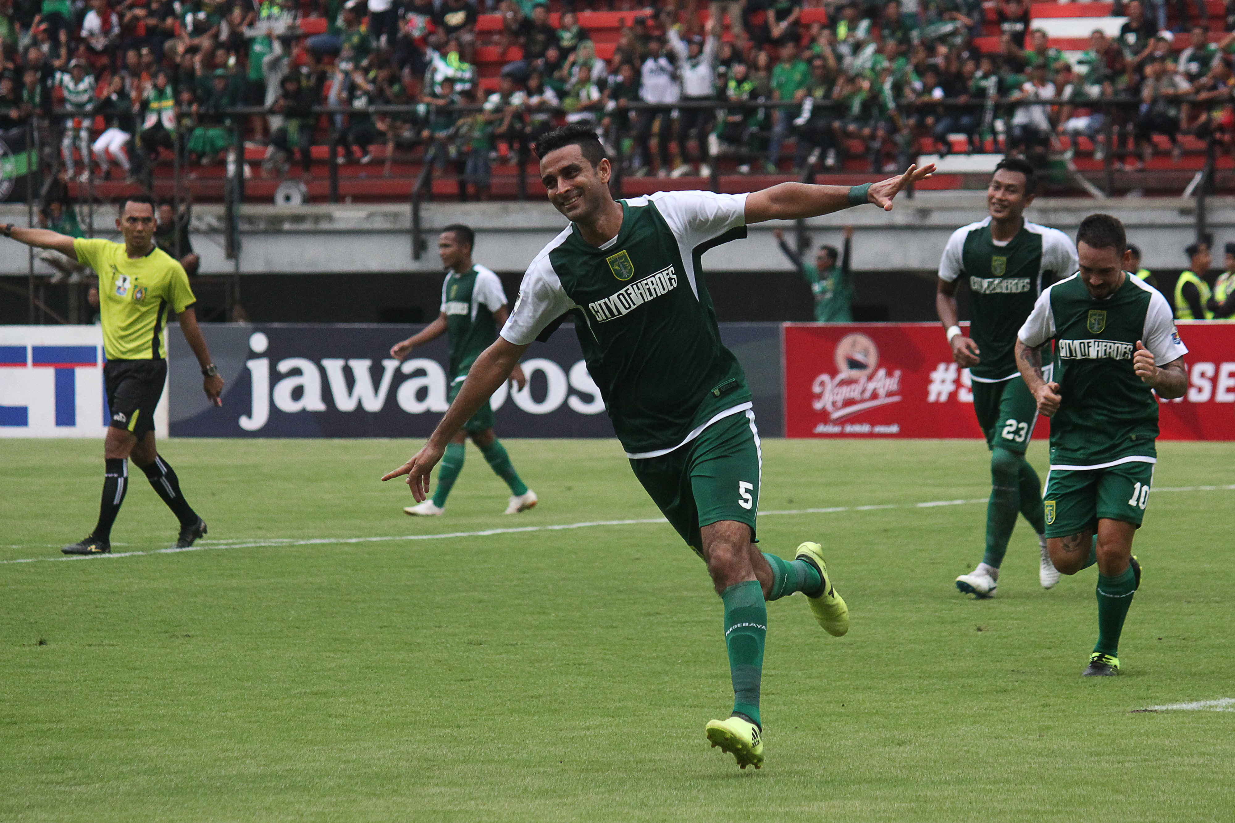 Otavio Dutra melakukan selebrasi usai mencetak gol untuk Persebaya