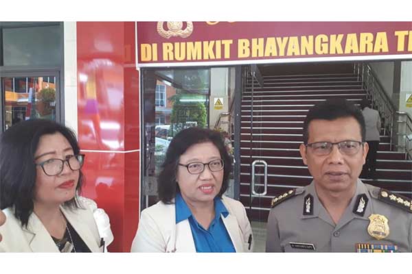 Psikiater RS Polri, dr Henny Riana (tengah) dan Wakil Kepala Rumah Sakit Polri Kombes Pol Haryanto (kanan).