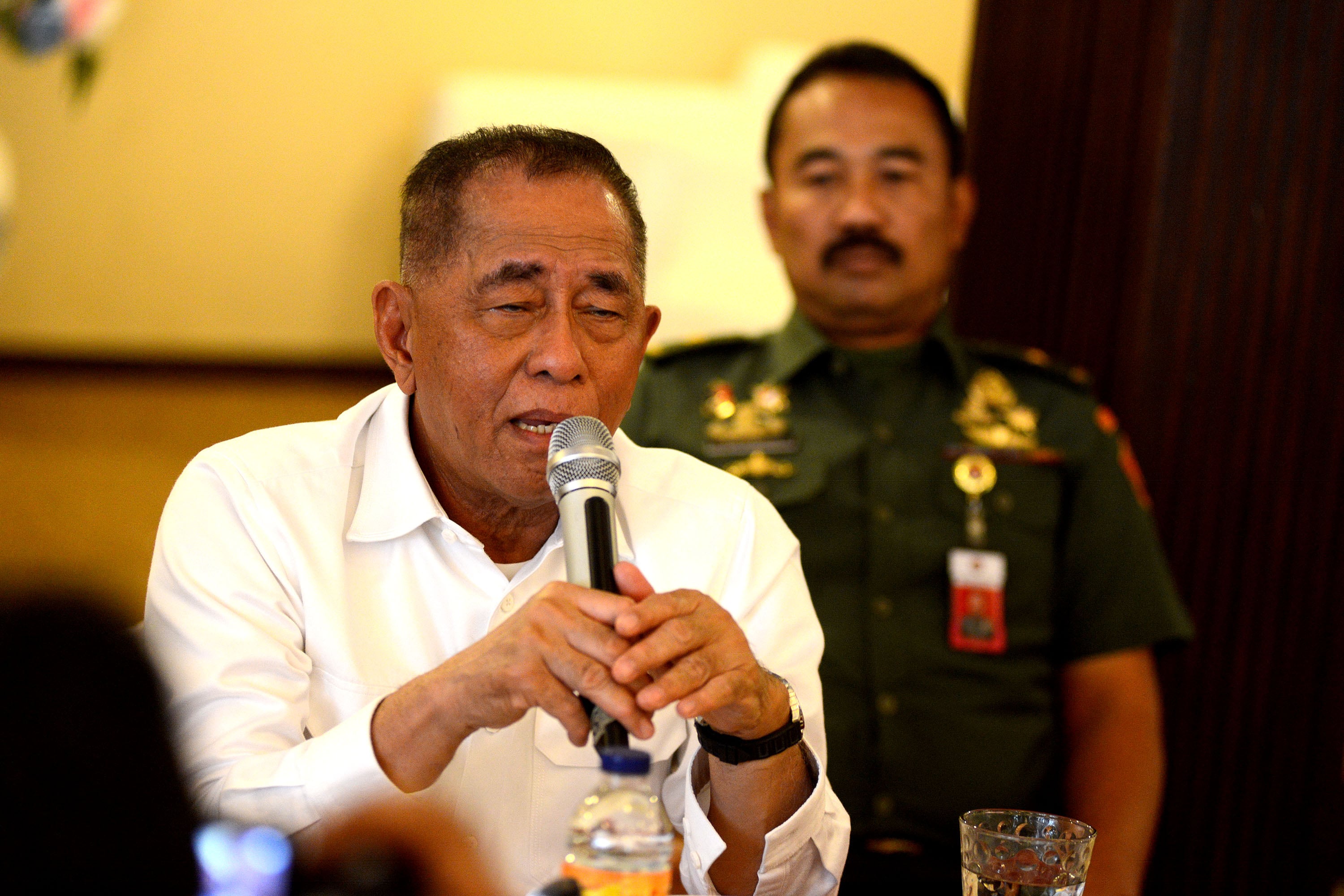 Menteri Pertahanan Jenderal TNI Ryamizard Ryacudu (kiri) didampingi Kepala Pusat Komunikasi Publik Brigjen Totok Sugiharto (kanan)