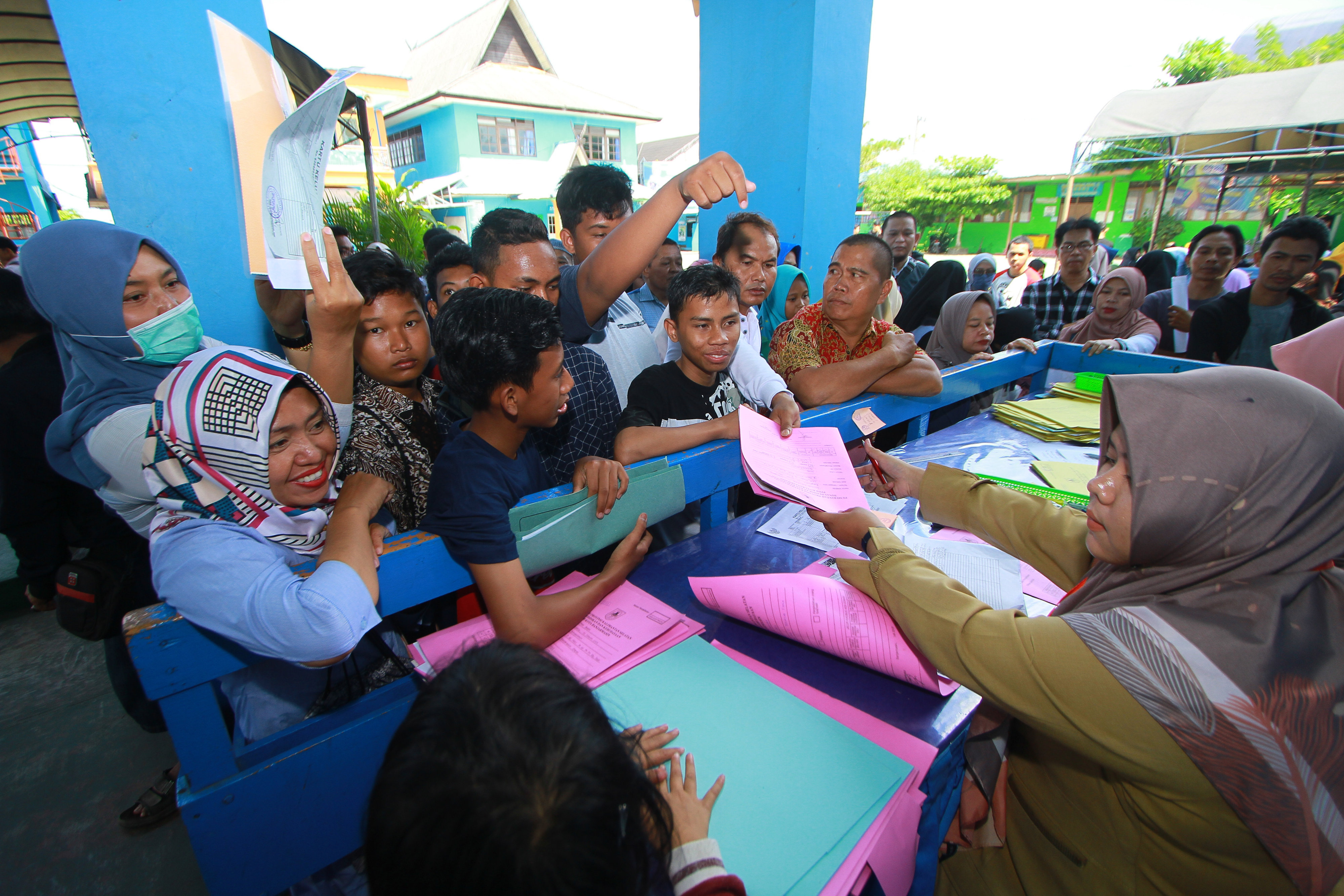 Orangtua dan calon siswa mengantre saat registrasi Penerimaan Peserta Didik Baru (PPDB) di SMA Negeri 2 Banjarmasin, Kalimantan Selatan.