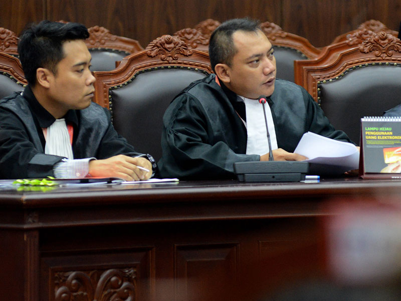 Kuasa Hukum Taufik Bassari (Kanan) selaku pemohon mewakili Partai NasDem.