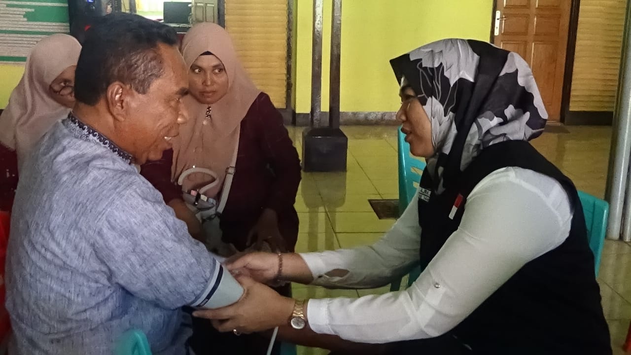 Petugas haji sedang memeriksa tensi calon jemaah haji di Kantor Agama Flores Timur, Selasa (9/7).