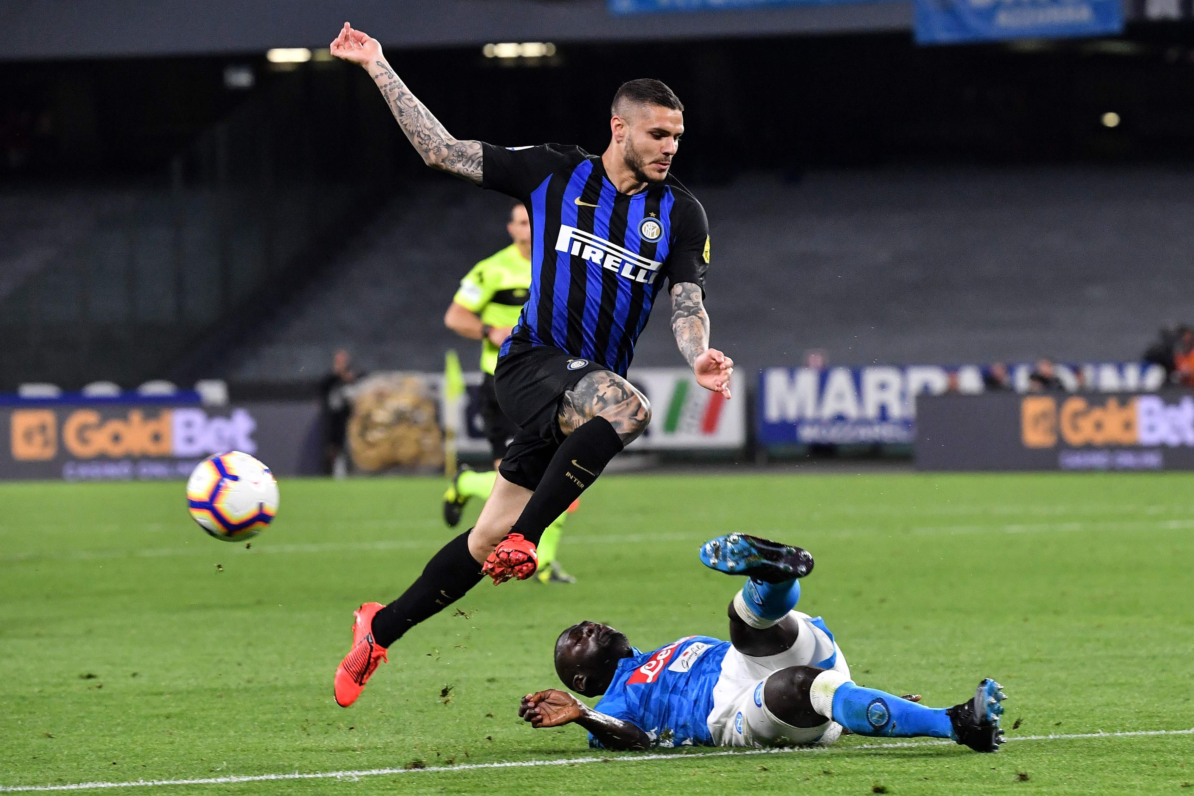 Penyerang Inter Milan Mauro Icardi menghindari upaya jegal dari pemain Napol Kalidou Koulibaly.