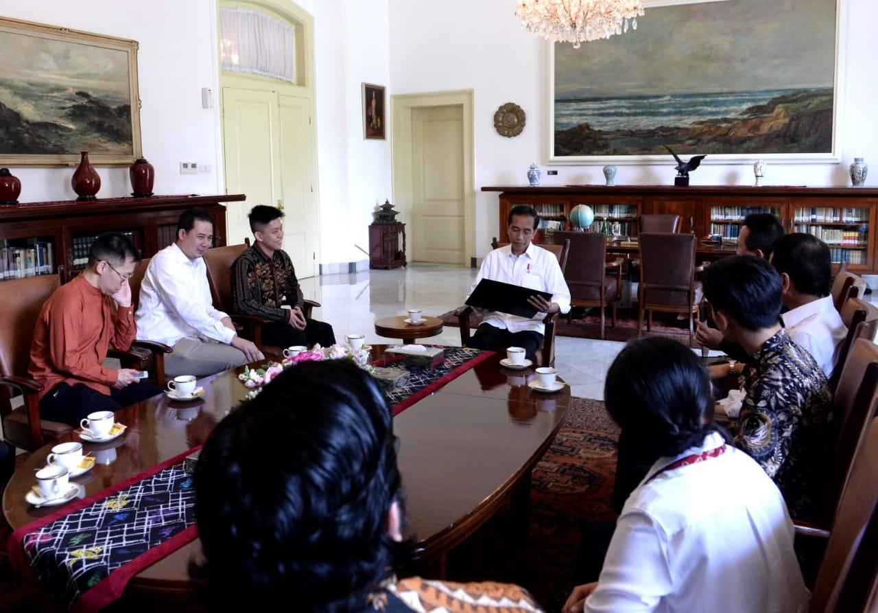 Rich Brian (berbatik di kiri Presiden Jokowi) saat bertemu Presiden Jokowi di Istana Bogor
