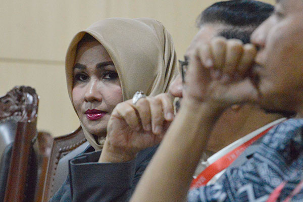 Evi Apita Maya (kiri)