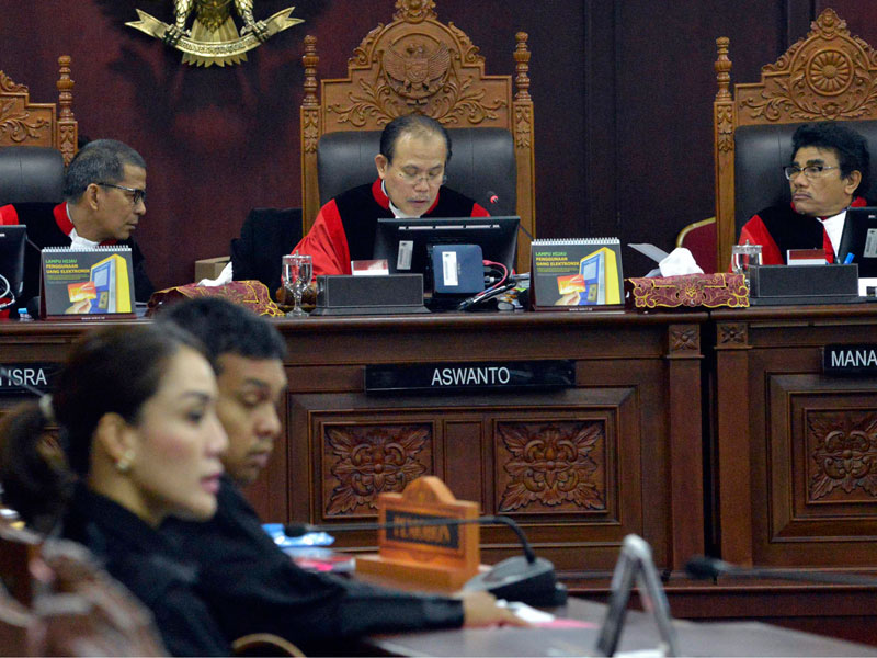 Ketua majelis Hakim Pleno Mahkamah Konstitusi (MK) Aswanto (tengah) bersama dengan Hakim anggota Saldi Isra (kiri) dan Manahan MP Sitompul.