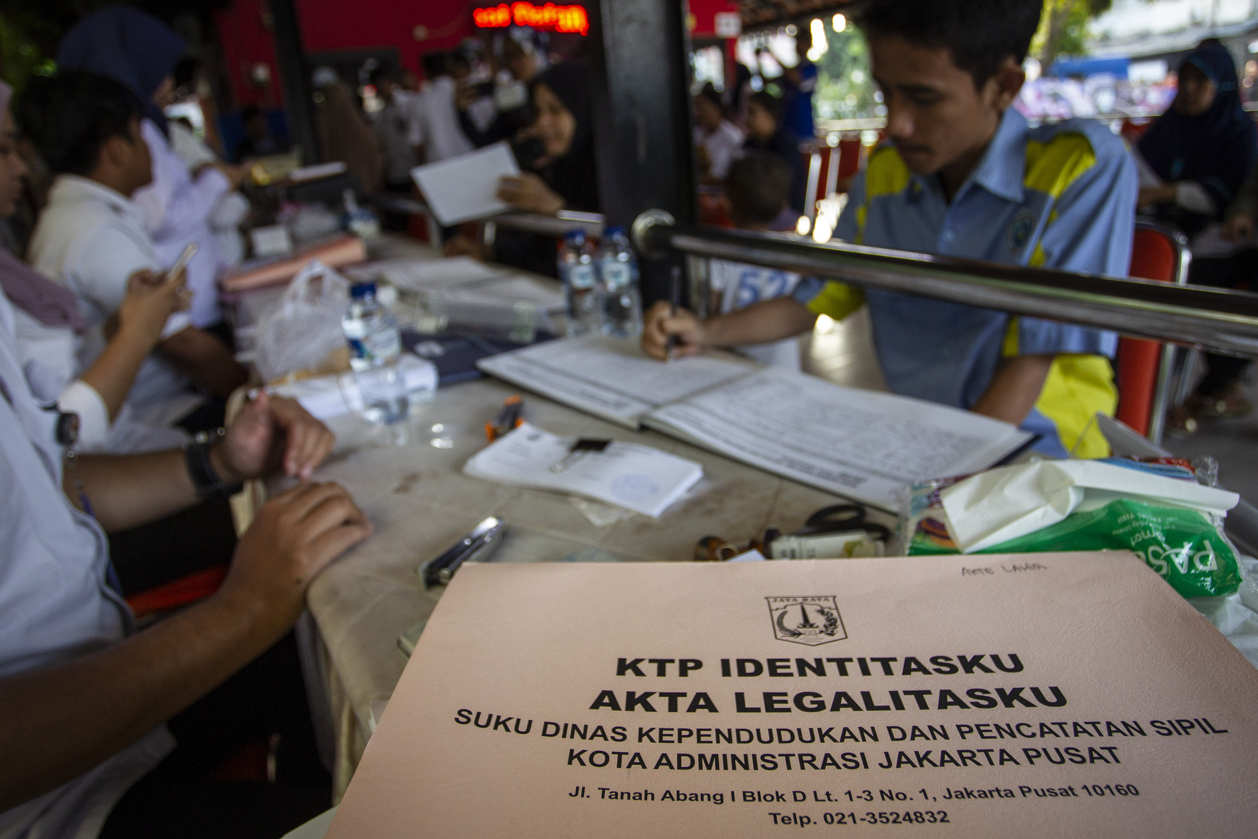  Warga mengikuti Operasi Bina Kependudukan di Rusun Petamburan, Jakarta.