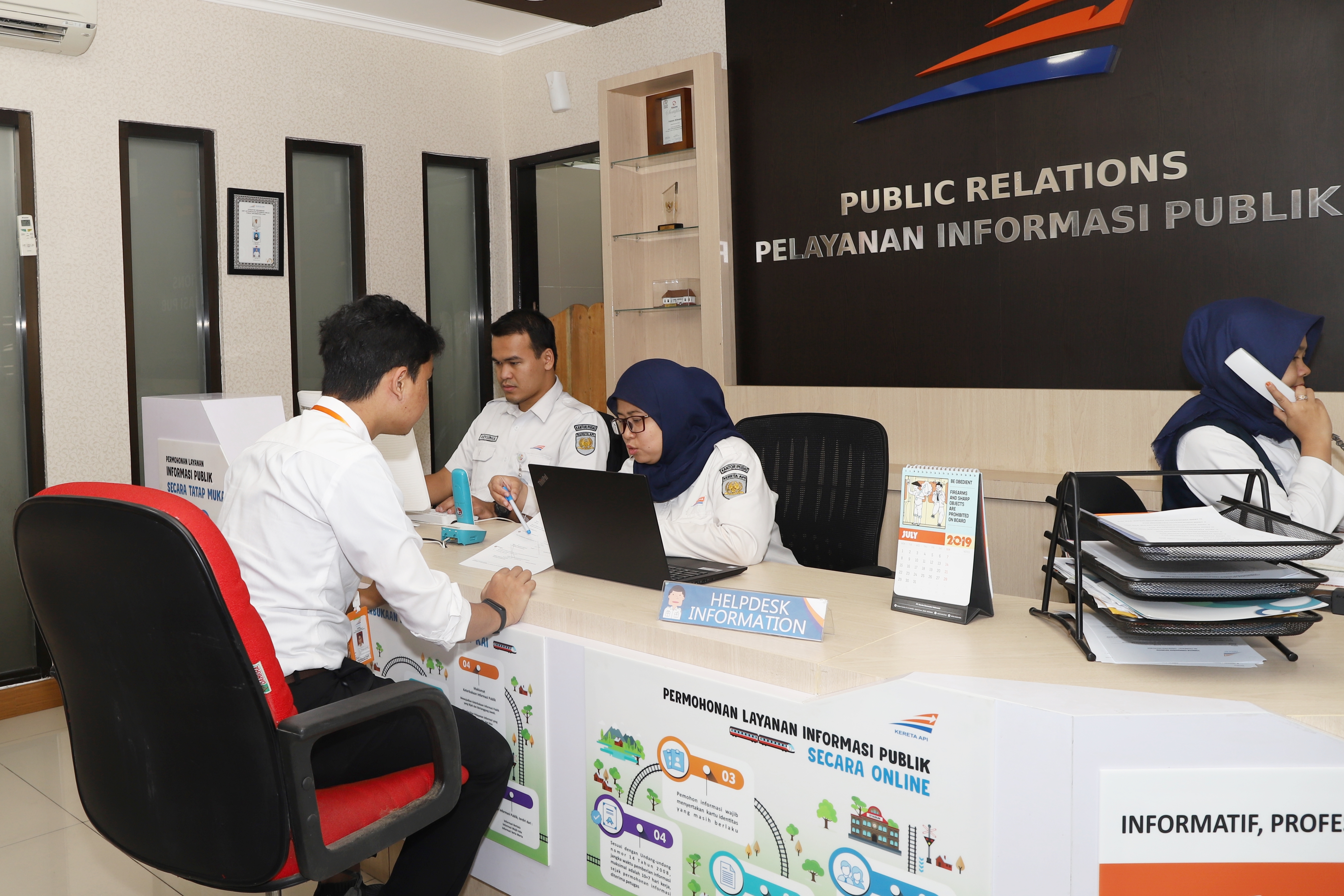Petugas memberikan pelayanan permohonan informasi di PPID KAI