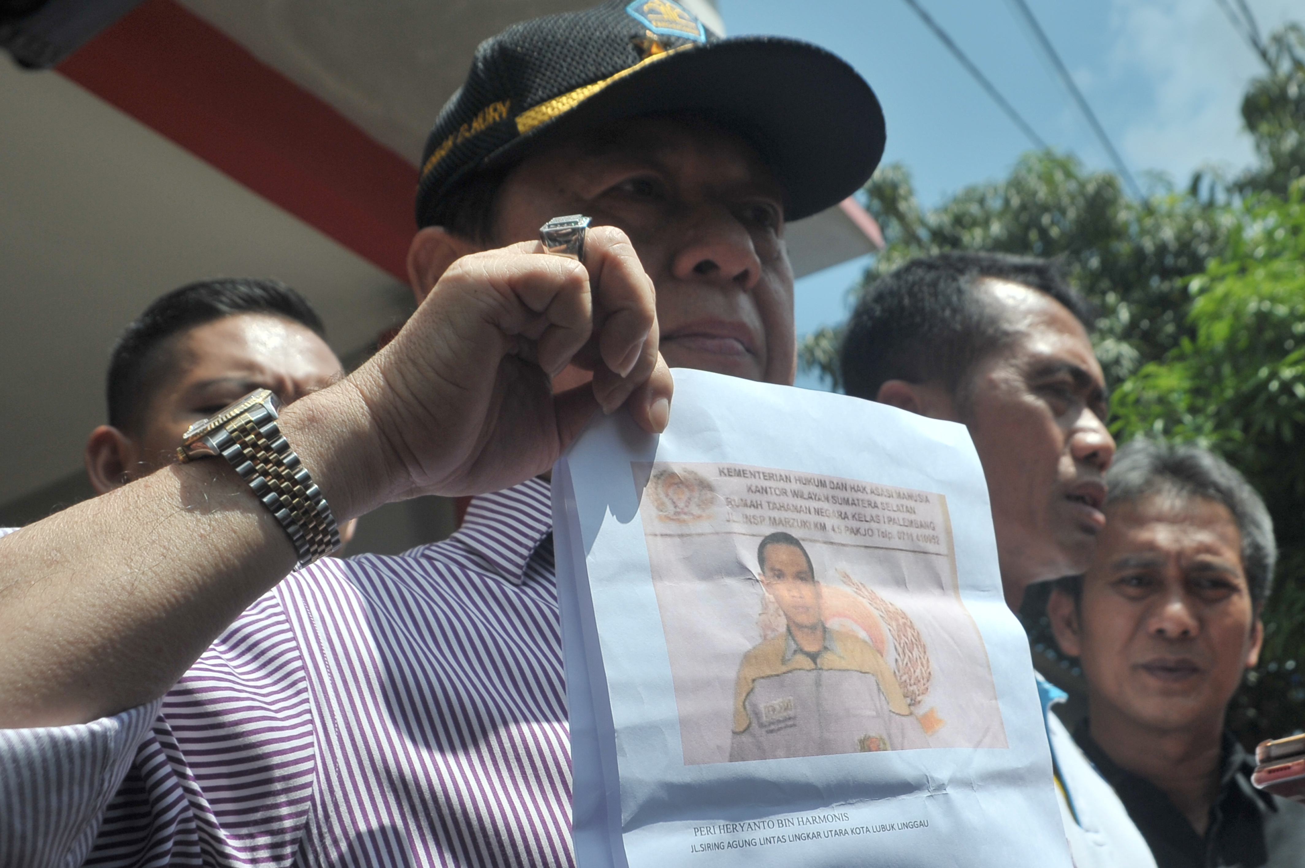 Kepala Kantor Wilayah Kementerian Hukum dan Hak Asasi Manusia (Kanwil Kemenkumham) Sudirman D Hury menunjukkan foto wajah para tahanan kabur