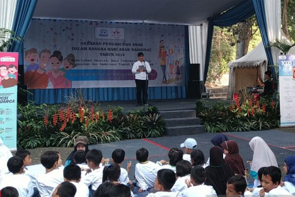 Kepala BKKBN Hasto Wardoyo memberikan sambutan dalam kampanye Gerakan Pengasuhan Anak dalam rangka peringatan Hari Anak 2019  
