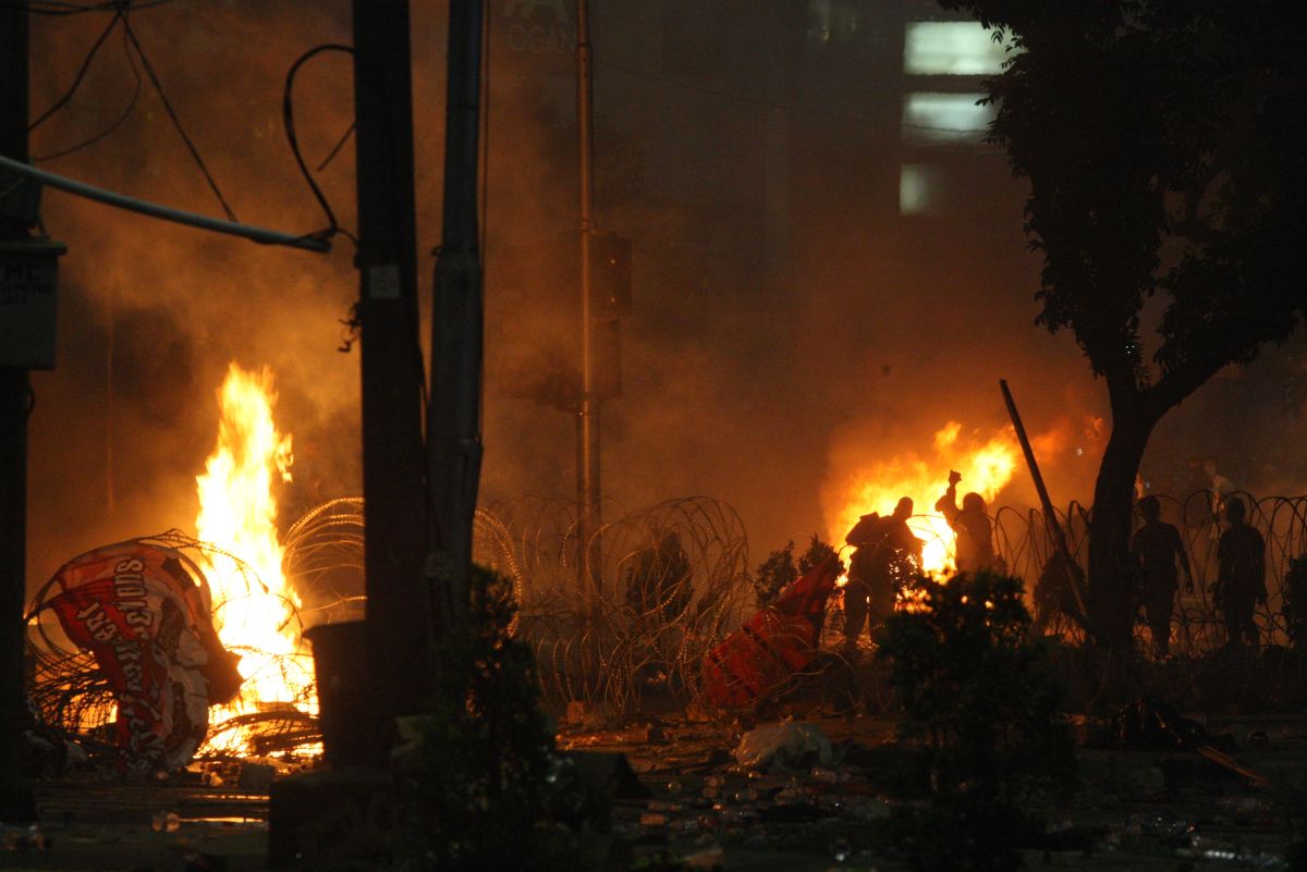 Suasana kerusuhan 22 mei di depan Gedung Bawaslu, Jakarta, 22 Mei lalu.