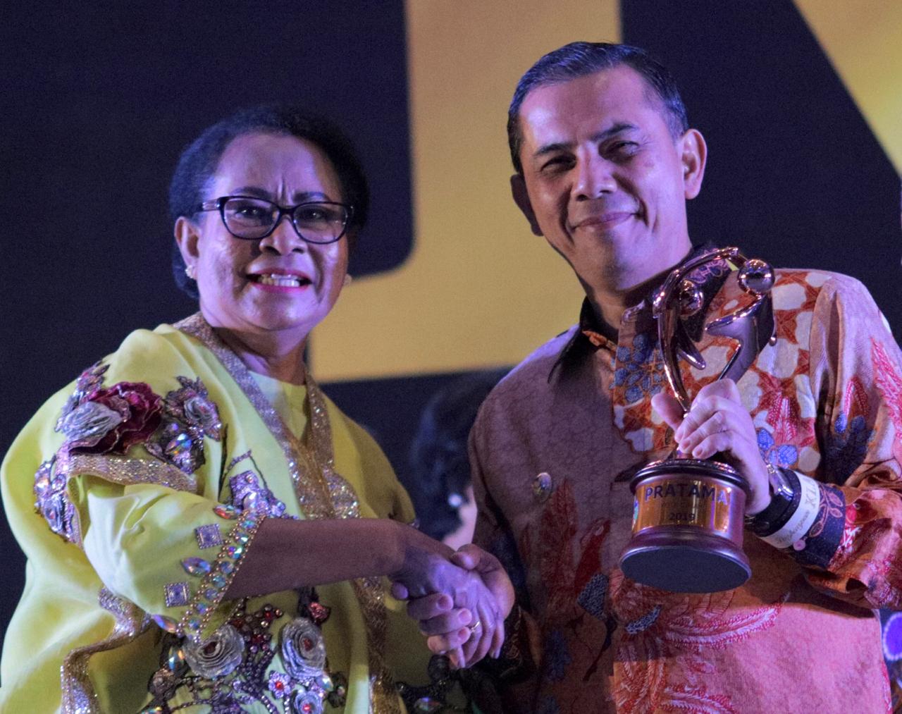 Wali Kota Cimahi, Ajay Muhammad Priatna (kanan) menerima penghargaan Anugerah Kota Layak Anak Tingkat Pratama