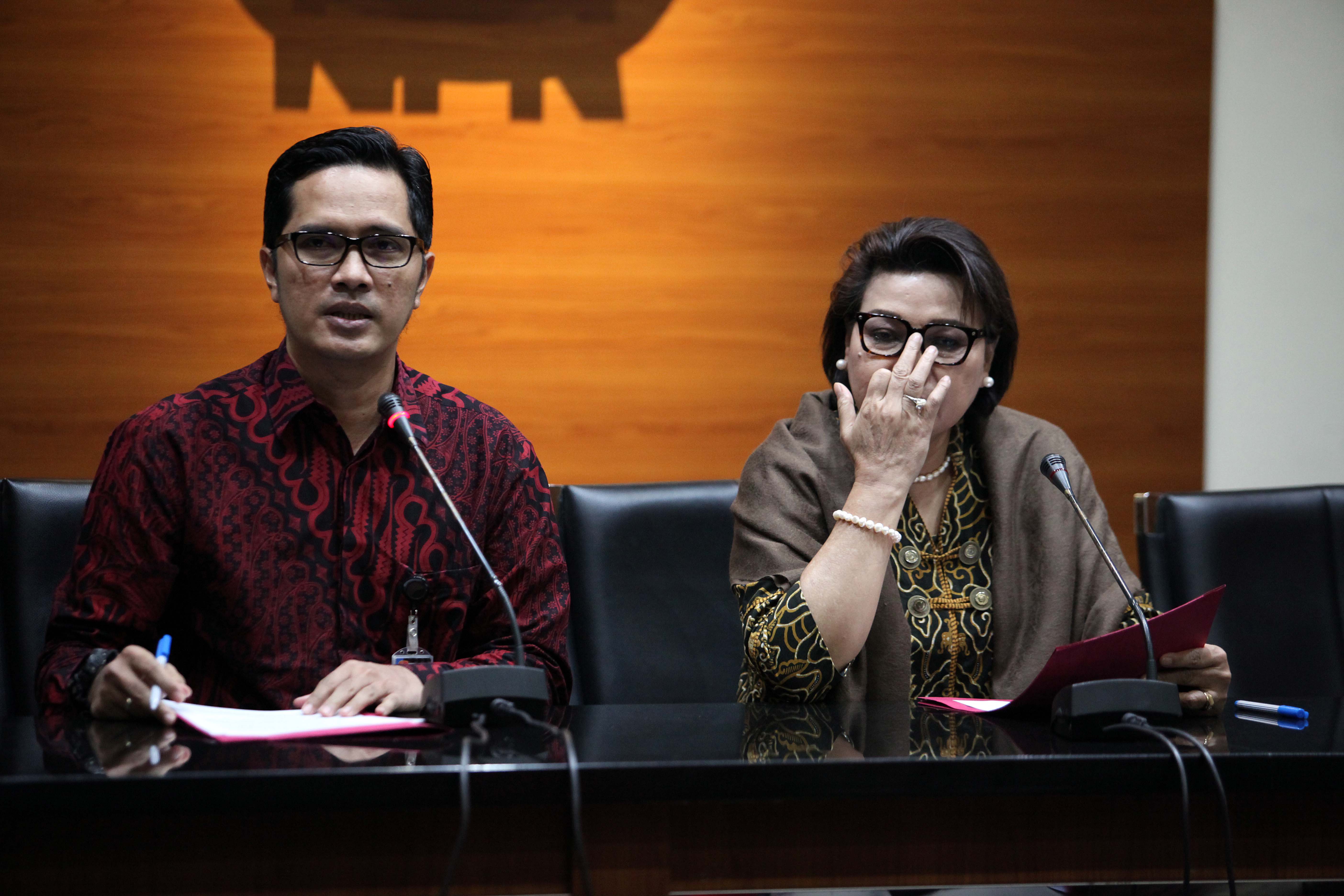 Jubir KPK Febri Diansyah (kiri) bersama Wakil Ketua KPK Basaria Pandjaitan (kanan) saat konpers perihal OTT di Kepri