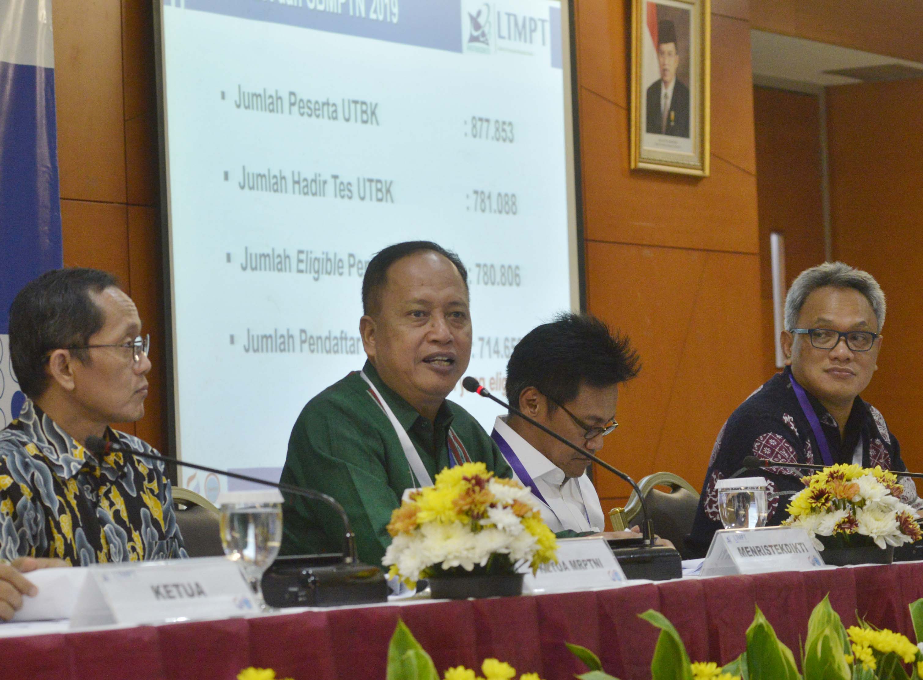  Menristek Dikti M Nasir (ketiga dari kanan) 