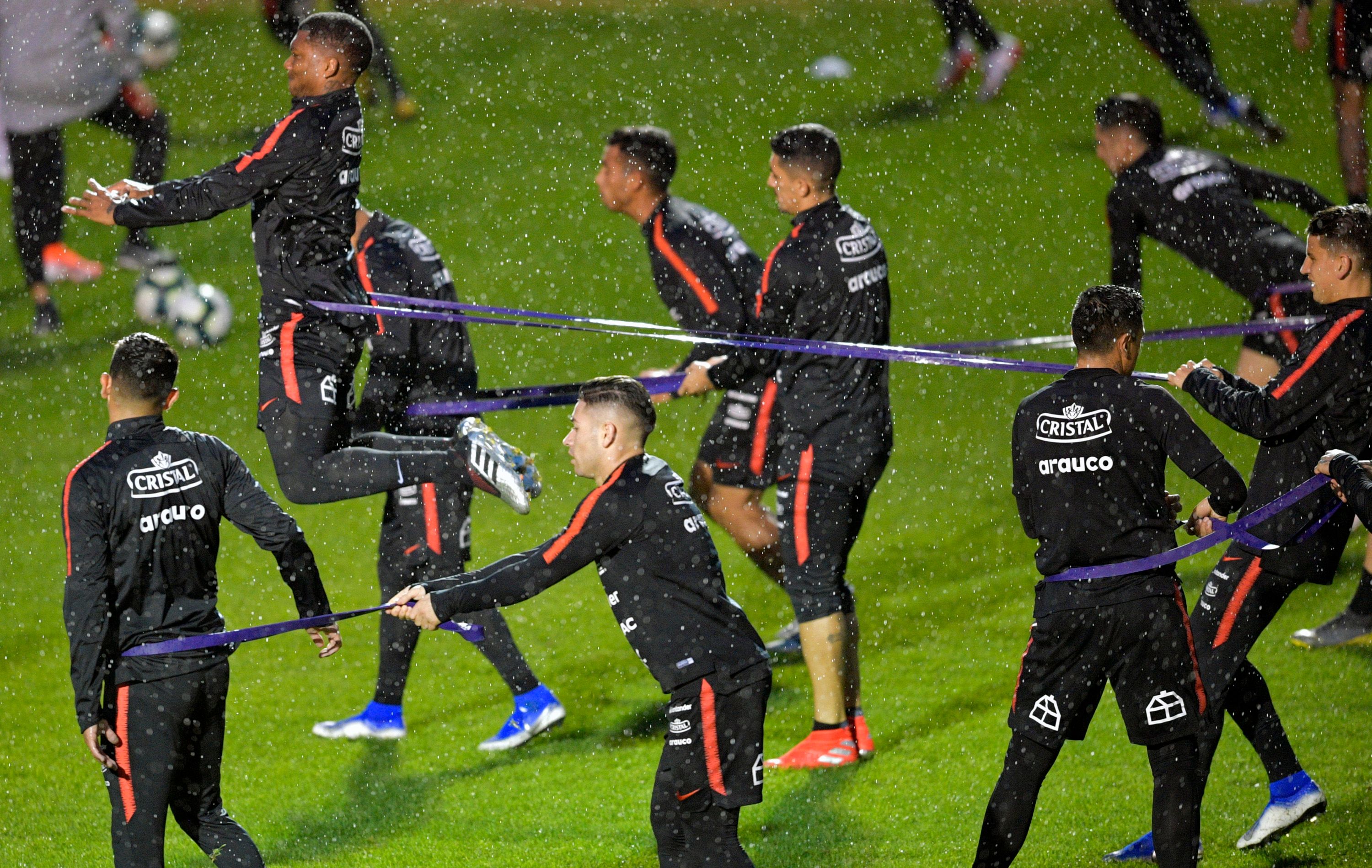 Para pemain Cile berlatih menjelang laga semifinal Copa America