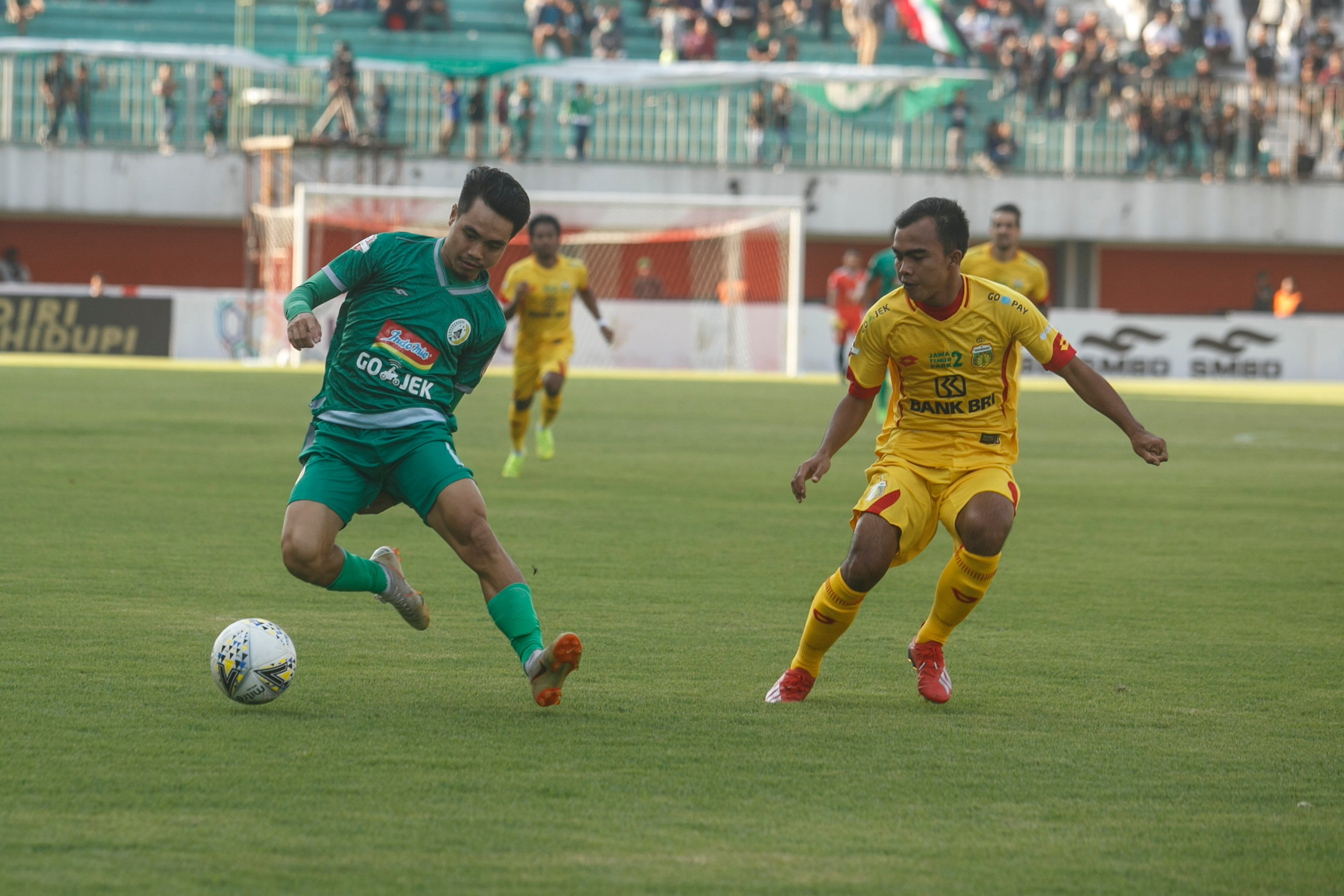 Pemain sayap PS Sleman Rangga Muslim (kiri)