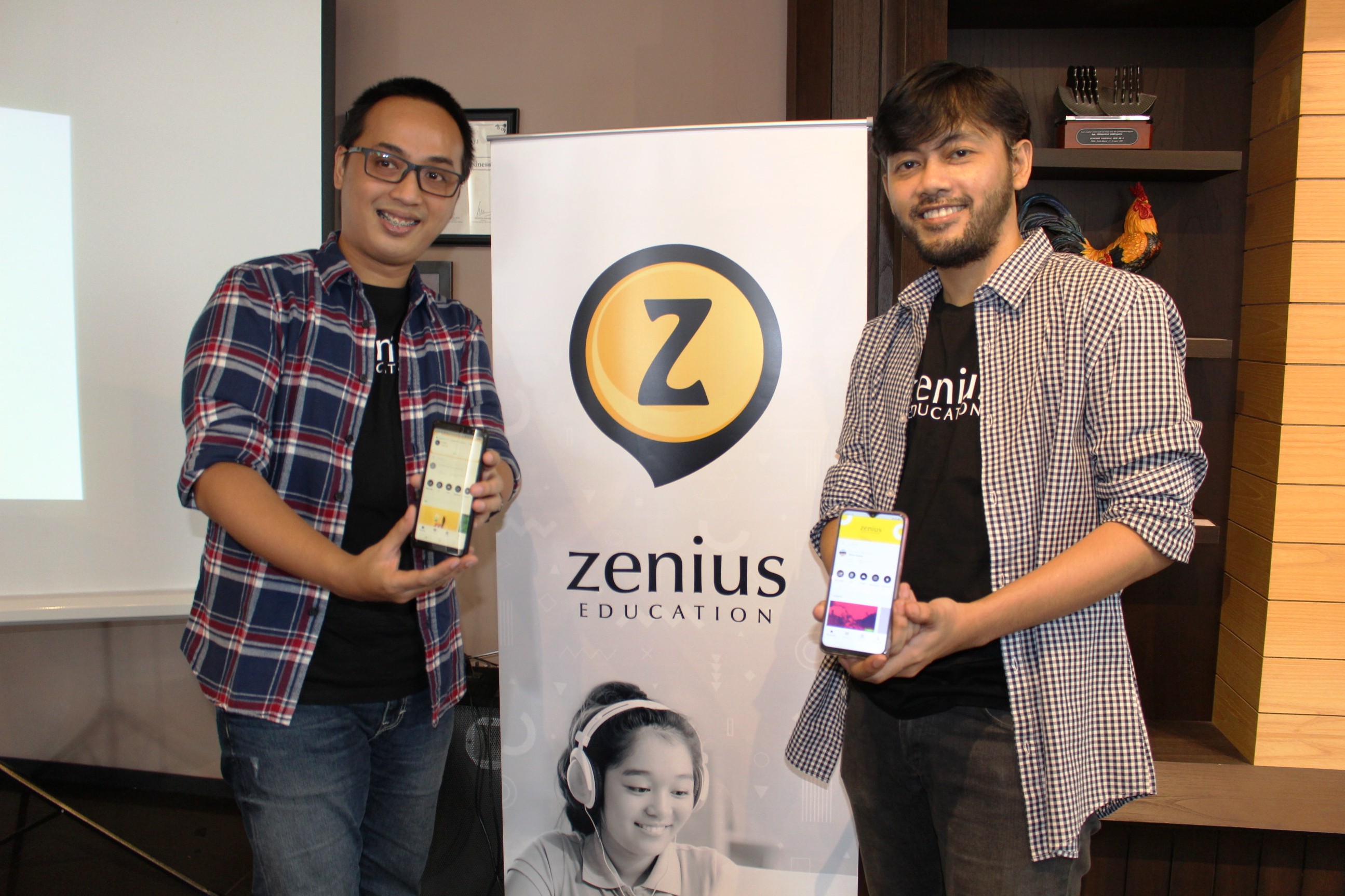 Co-Founder yang juga CEO Zenius Sabda PS (kanan) dan CTO Zenius Rizky Andriawan menunjukkan Zenius Mobile Application saat diluncurkan.