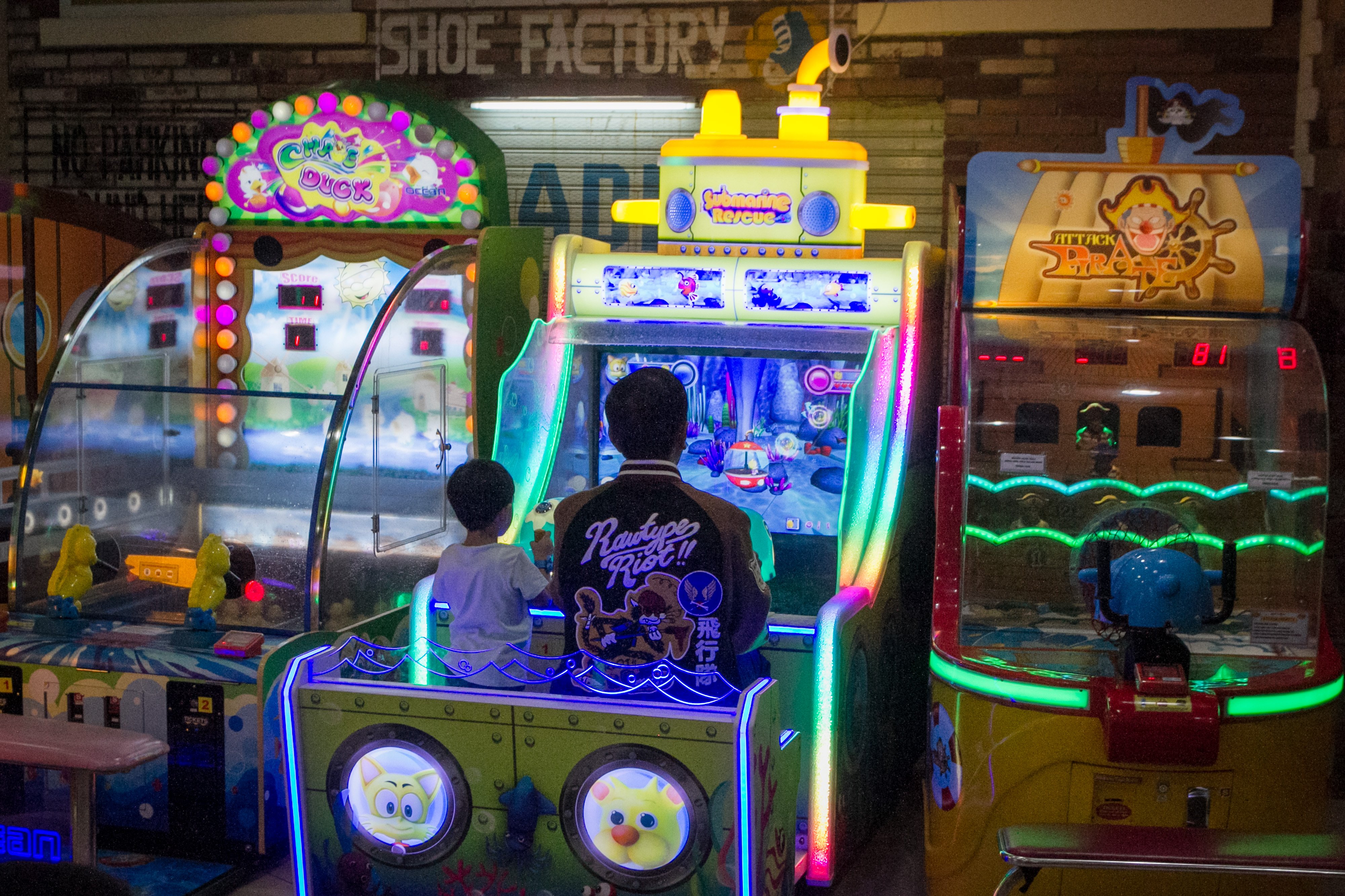 Presiden Joko Widodo (kanan) dan cucunya, Jan Ethes, di Mall Paragon Solo di Surakarta, Sabtu (27/7).
