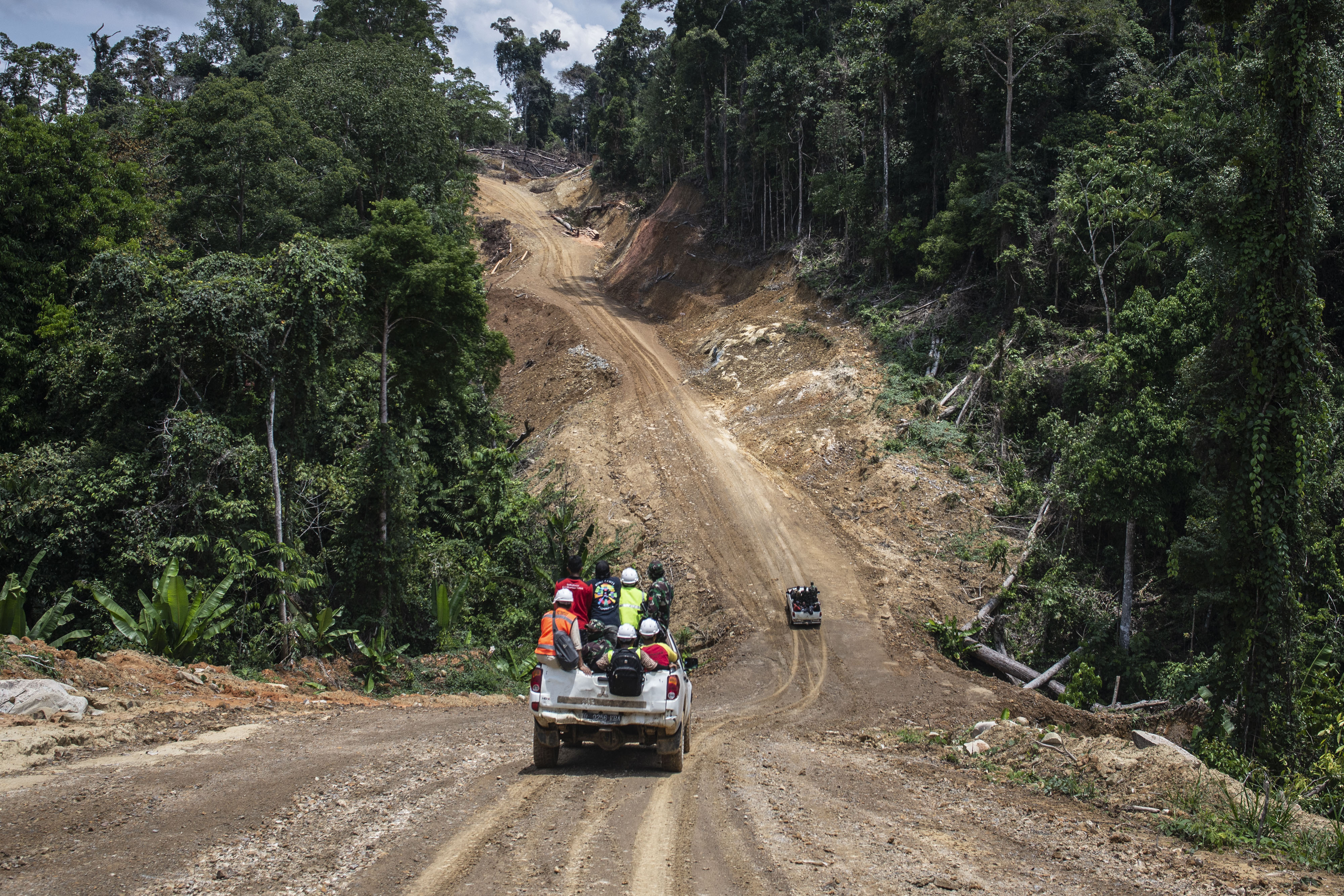  Kendaraan melintasi jalan lintas utara di kawasan Tiong Ohang, Long Apari, Mahakam Ulu, Kalimantan Timur.