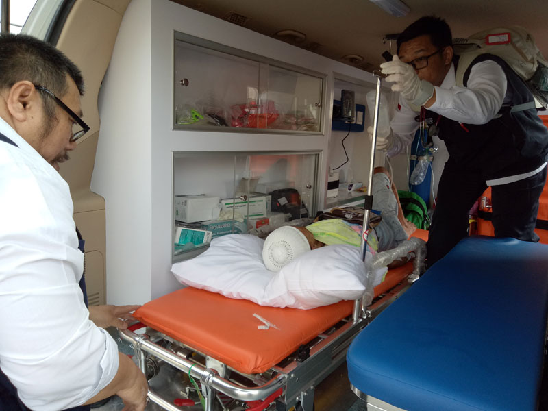 Proses evakuasi jemaah sakit untuk dibawa ke Mekkah.