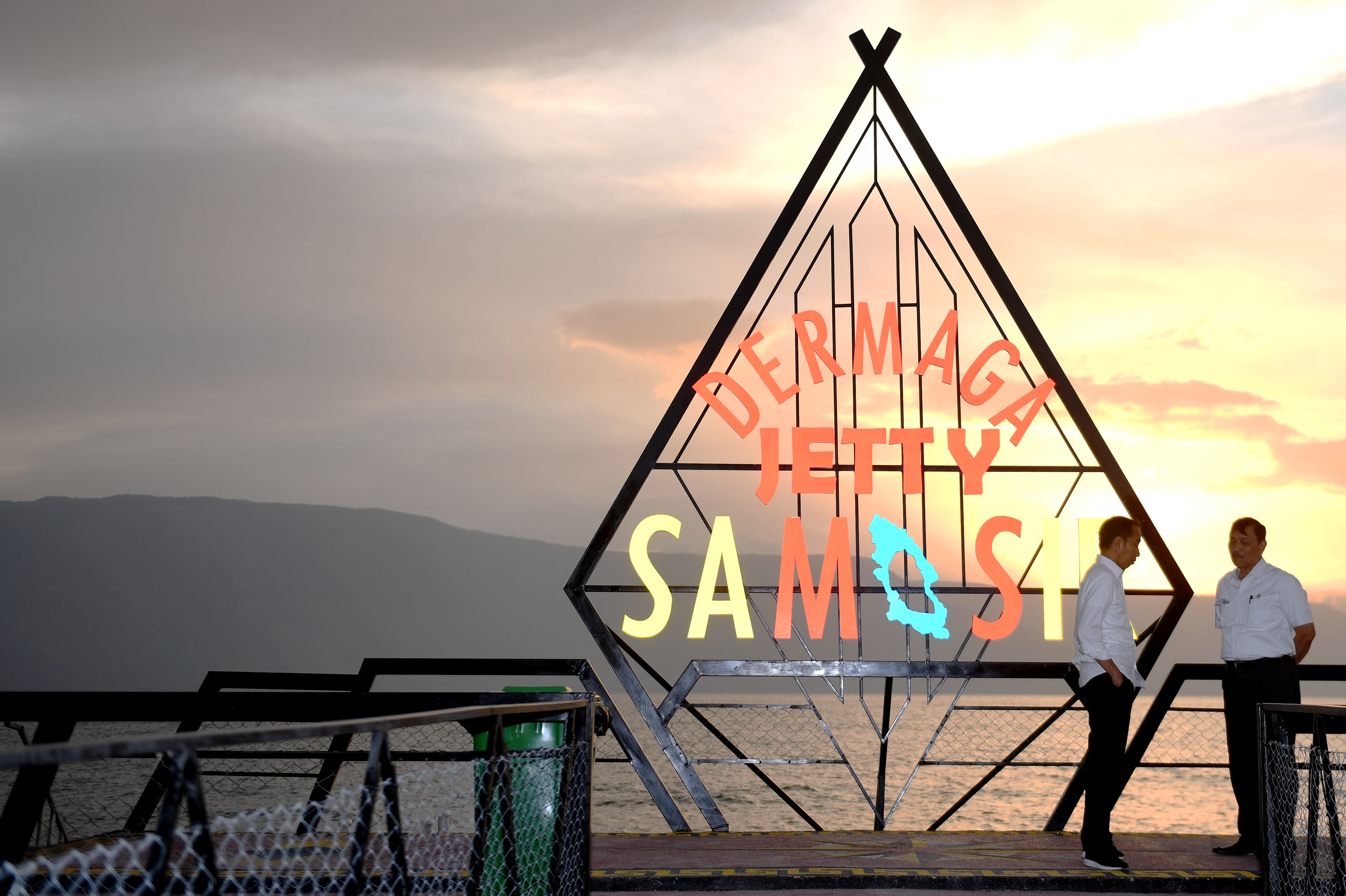 Presiden Joko Widodo (kiri) berbincang dengan Menko Kemaritiman Luhut Binsar Pandjaitan saat mengunjungi Dermaga Jety Samosir, Sumut.