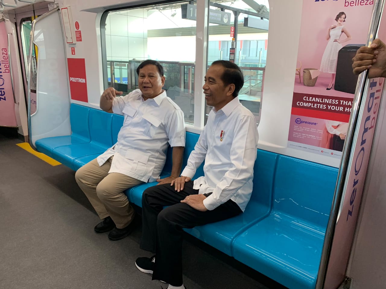 Joko Widodo (kanan) duduk bersama Prabowo Subianto (kiri) di MRT