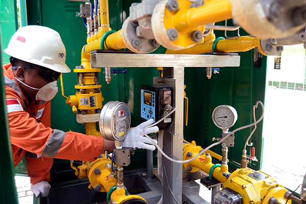 Petugas melakukan pengecekan di Metering Regulator Stasiun (MRS) salah satu pipa distribusi gas PGN