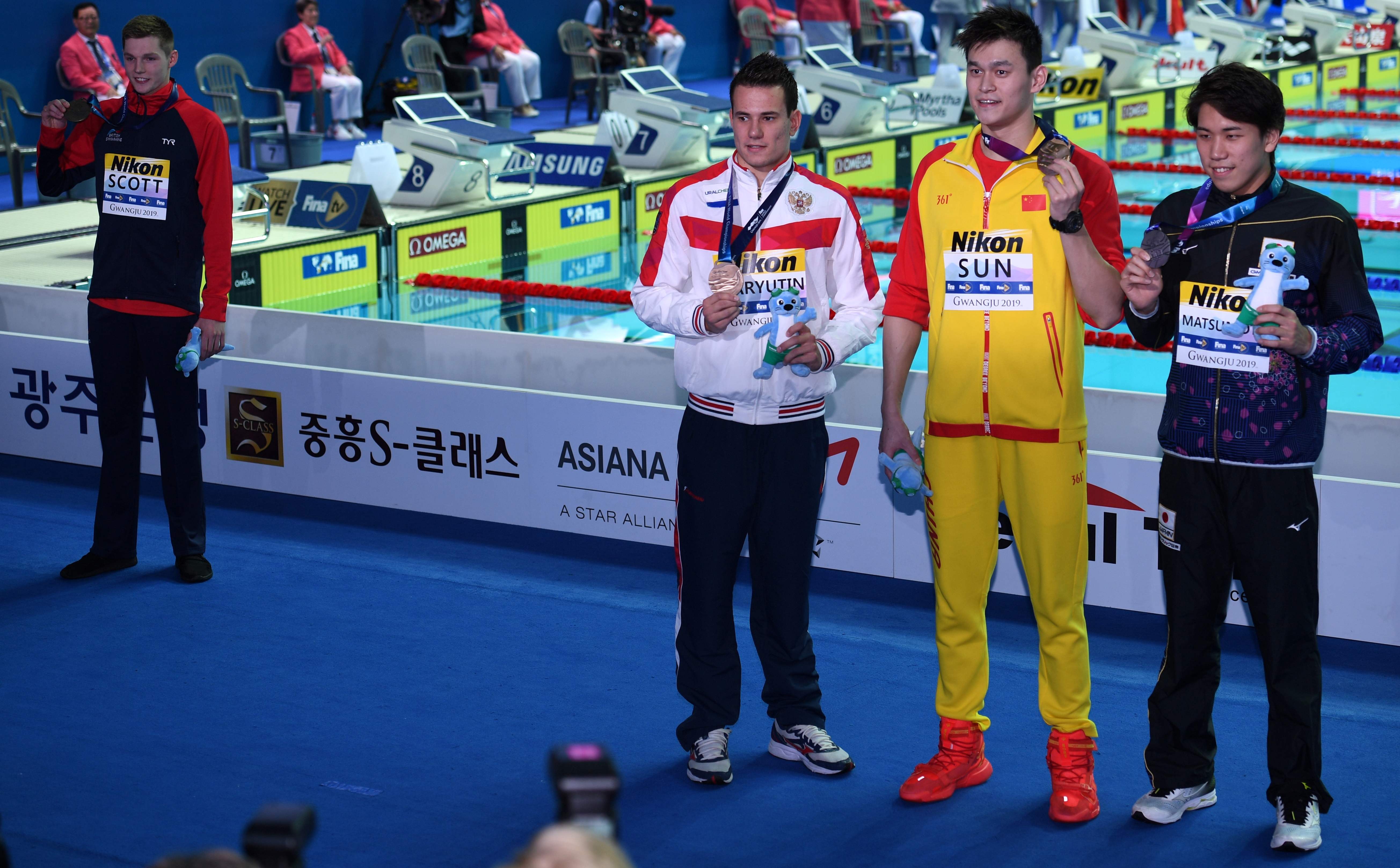 Duncan Scott (kiri) menolak berfoto bersama dengan perenang Tiongkok Sun Yan.