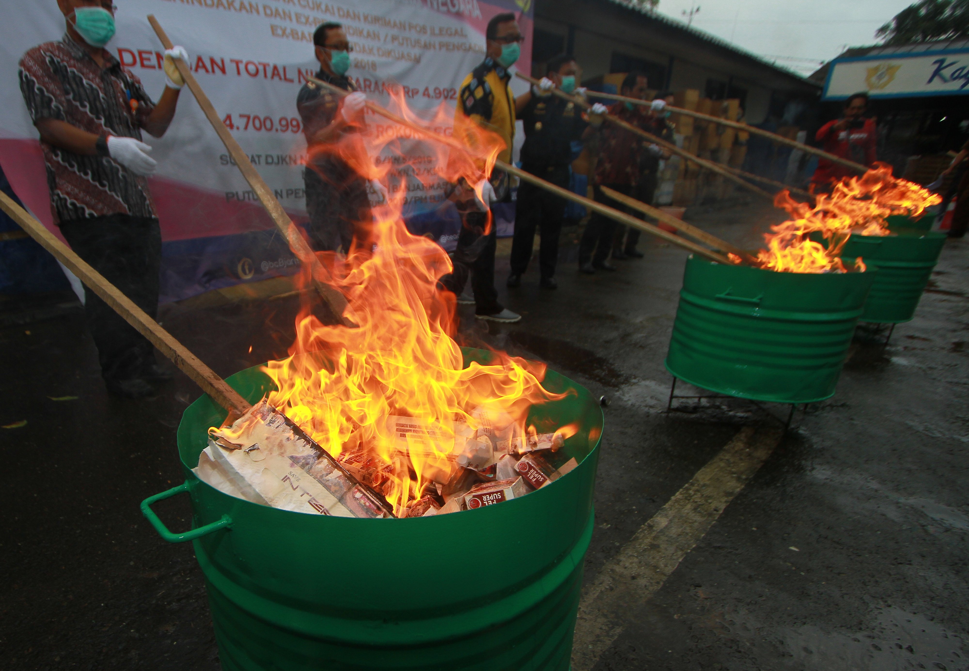 Sejumlah petugas Bea dan Cukai membakar rokok tanpa cukai 