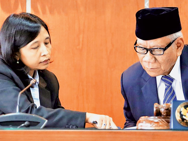  Ketua DKPP Harjono (kanan) berbincang dengan anggota DKPP Ida Budhiati dalam sidang putusan Dewan Kehormatan Penyelenggara Pemilu (DKPP) .