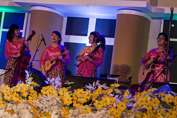 Kelompok musik keroncong Ranisinar dari Bandung tampil pada acara Solo Keroncong Festival 
