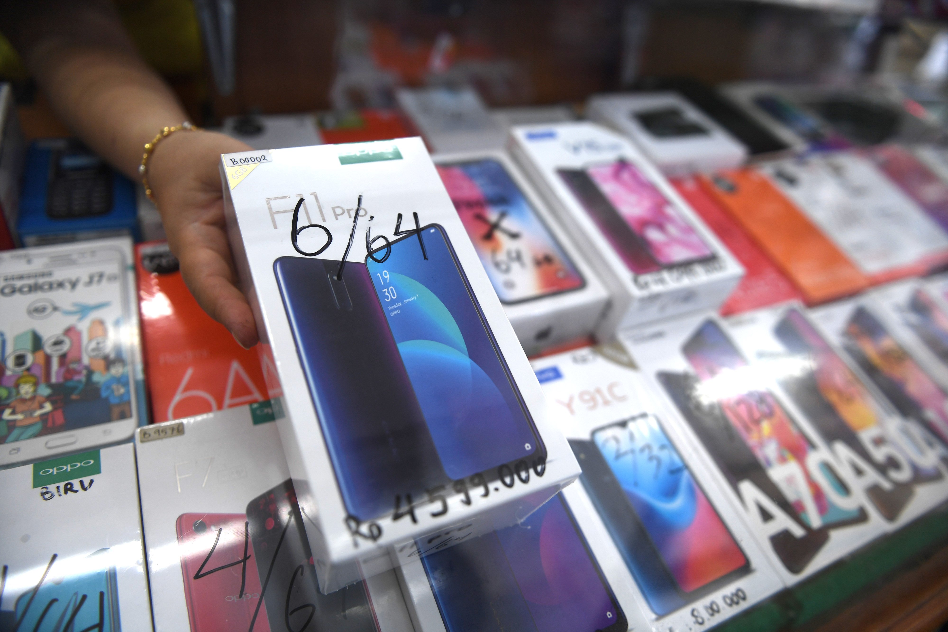 Pemerintah akan mengeluarkan regulasi untuk memblokir ponsel selundupan atau 