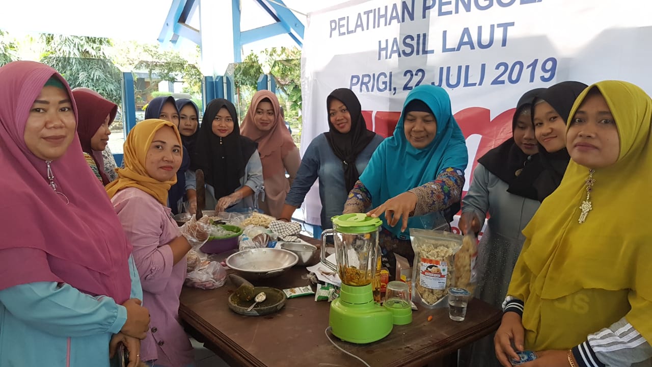 Pelatihan pengelolaan hasil laut yang melibatkan para istri nelayan di Prigi, Trenggalek, 22 Juli 2019. 