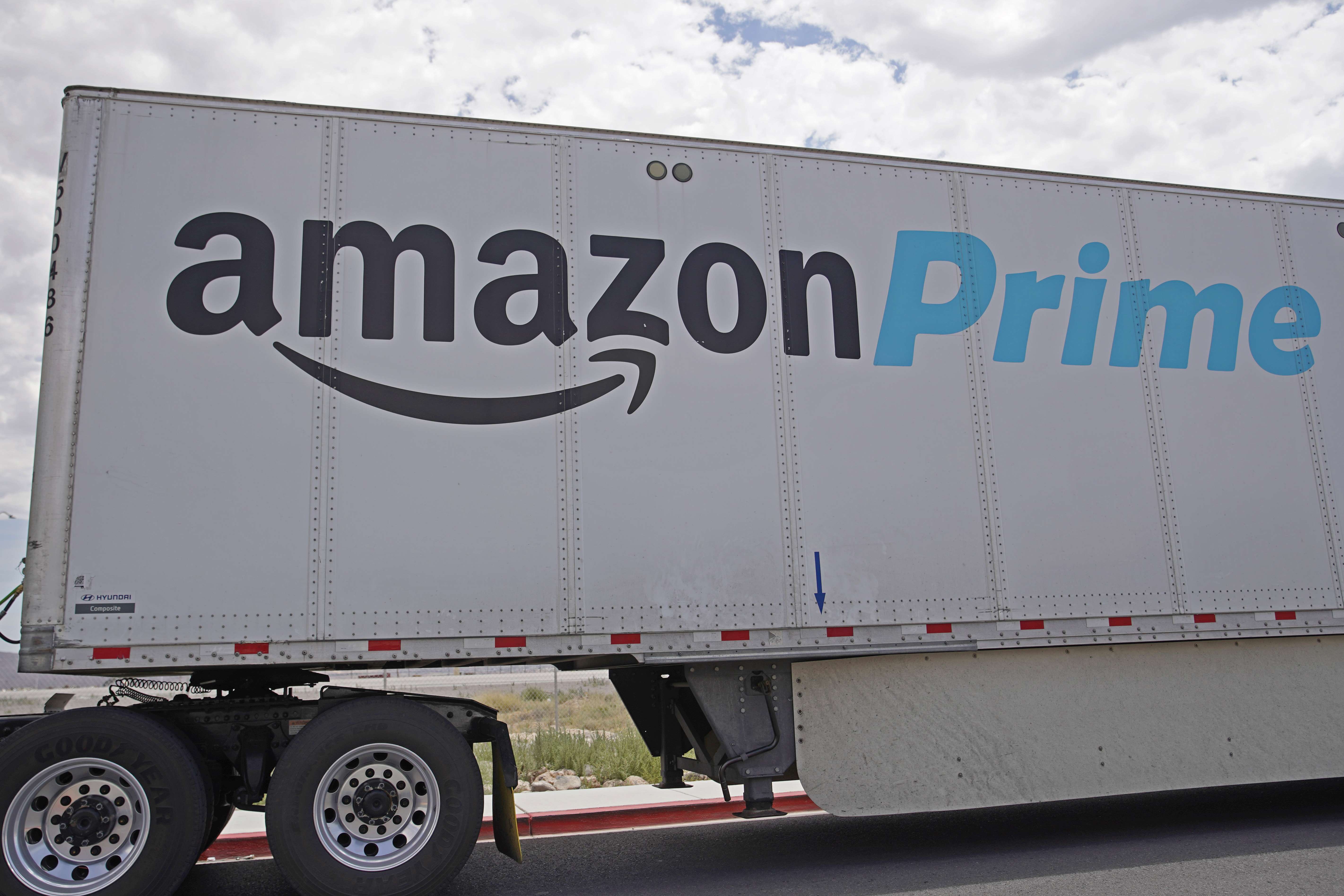 Truk pengiriman Amazon melintas di Nevada, Amerika Serikat