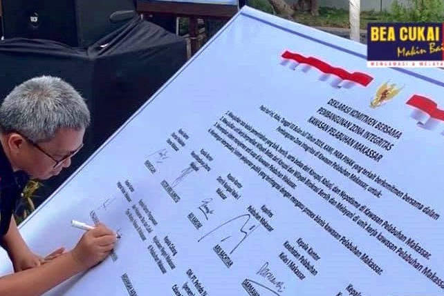 Kepala Bea Cukai Makassar Gusmiadirrahman tandatangani komitmen zona integrasi.