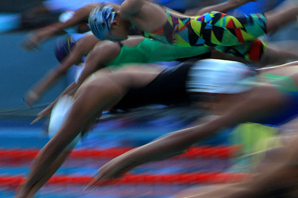 Sejumlah atlet renang bertanding pada final 100 meter gaya kupu-kupu putra