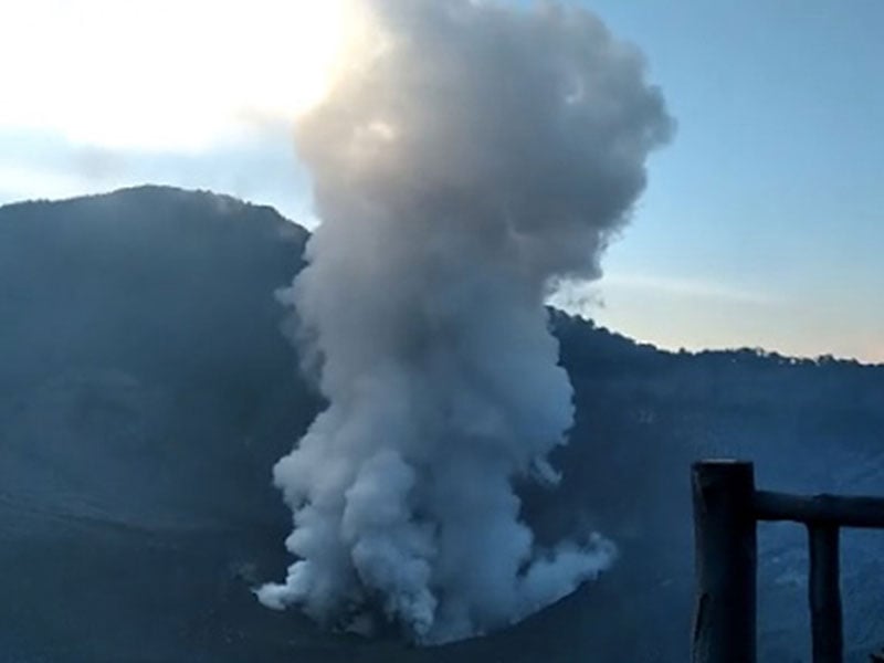 Erupsi Gunung Tangkuban Perahu di Kabupaten Bandung, Jawa Barat.